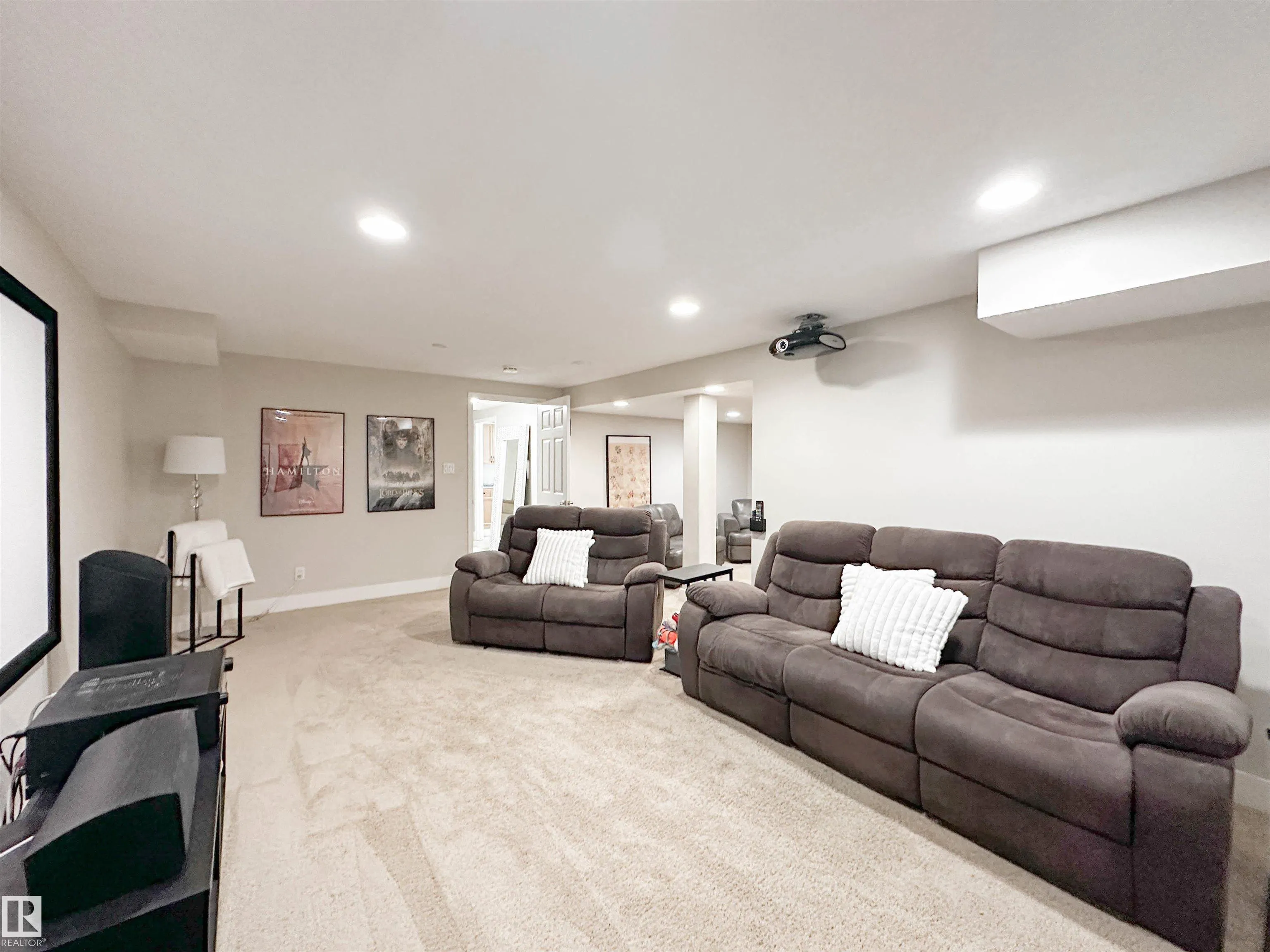 8 WHITEOAKS Estates