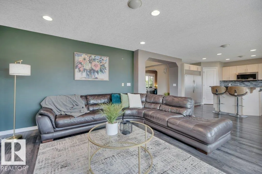 53 DOUGLAS Crescent