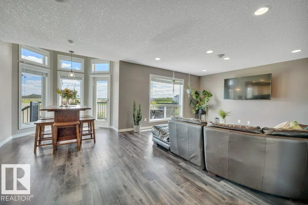 53 DOUGLAS Crescent