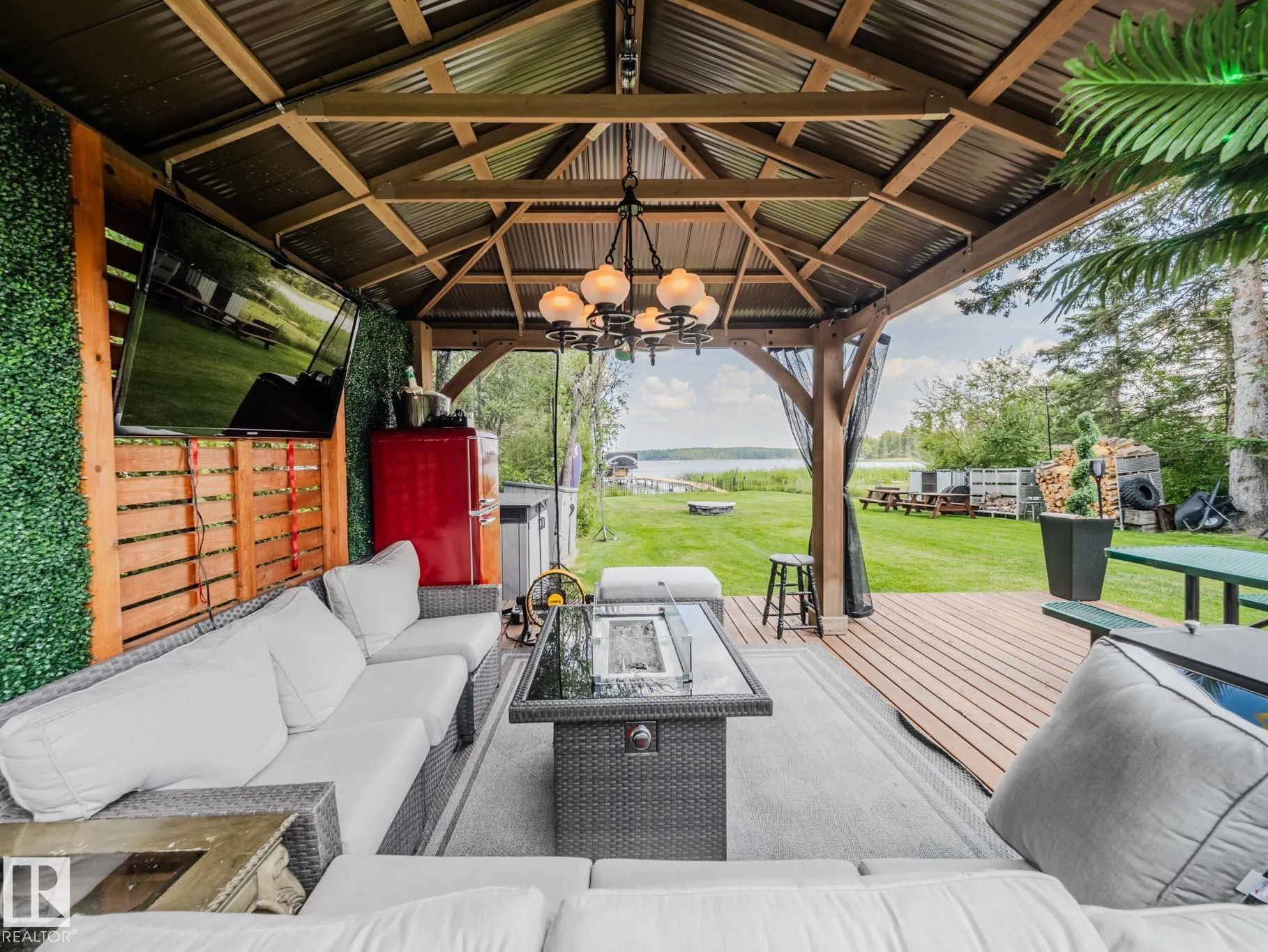 213 Lakeshore Drive