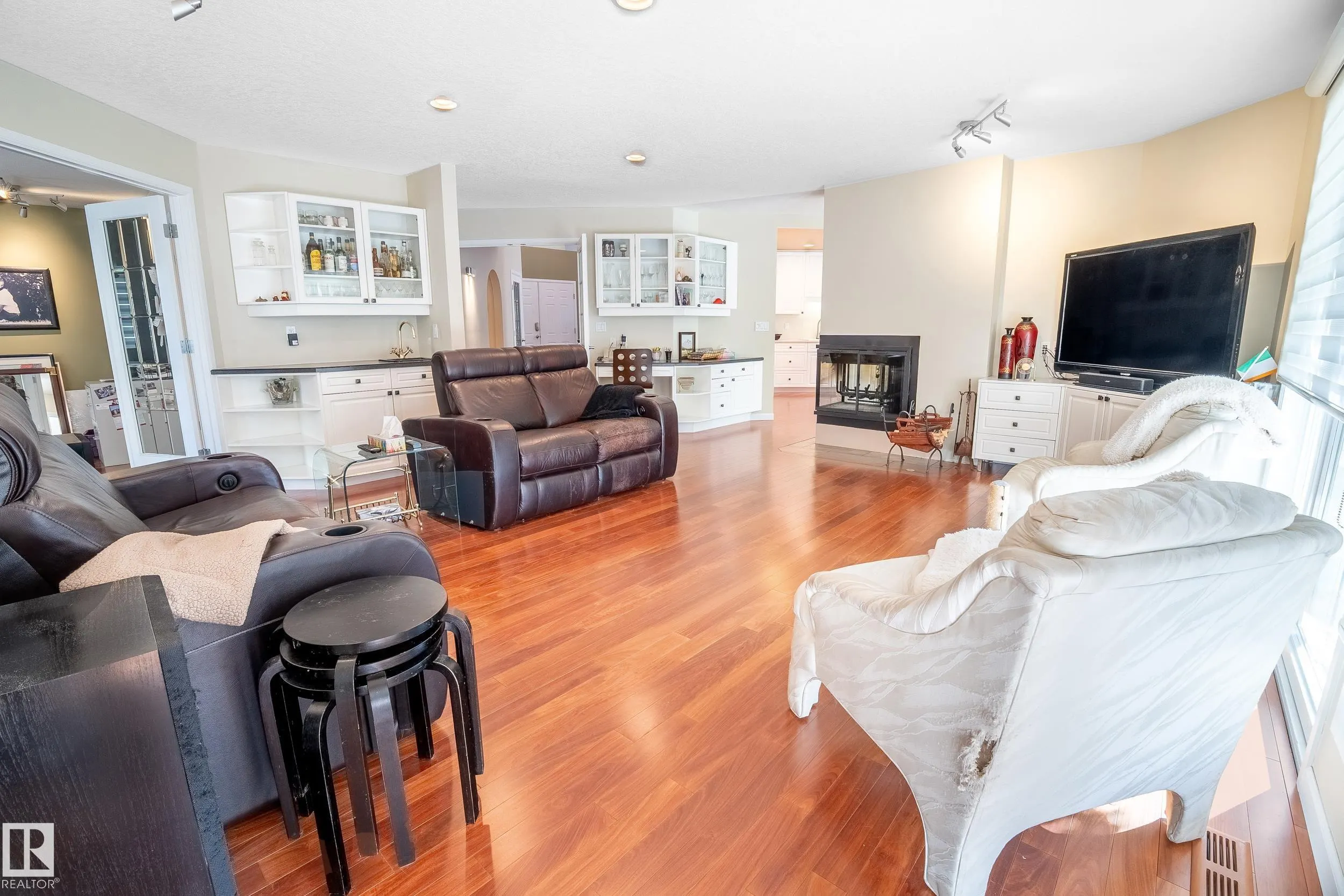 21 ESSEX CLOSE