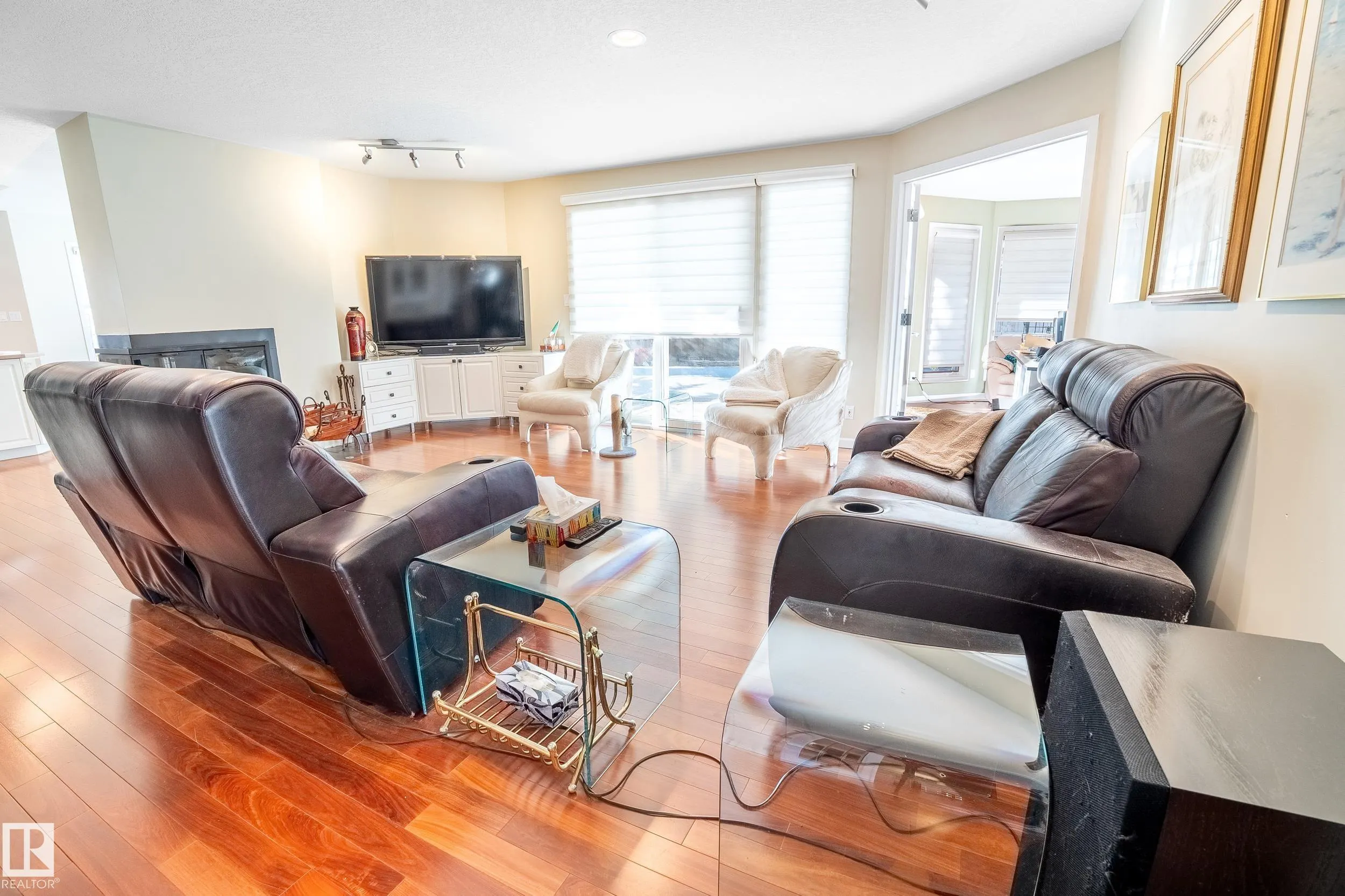 21 ESSEX CLOSE