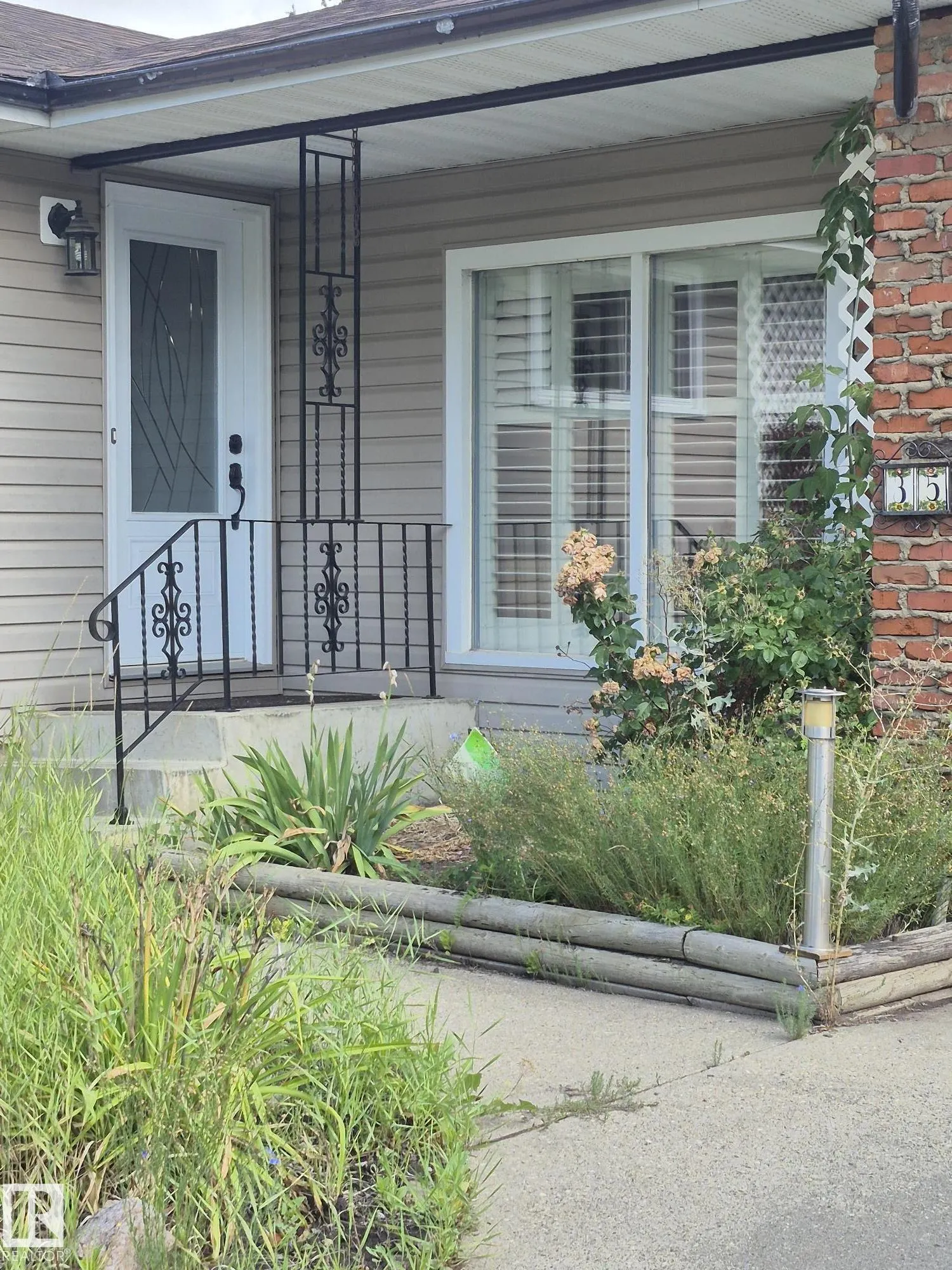 35 LIVINGSTONE Crescent
