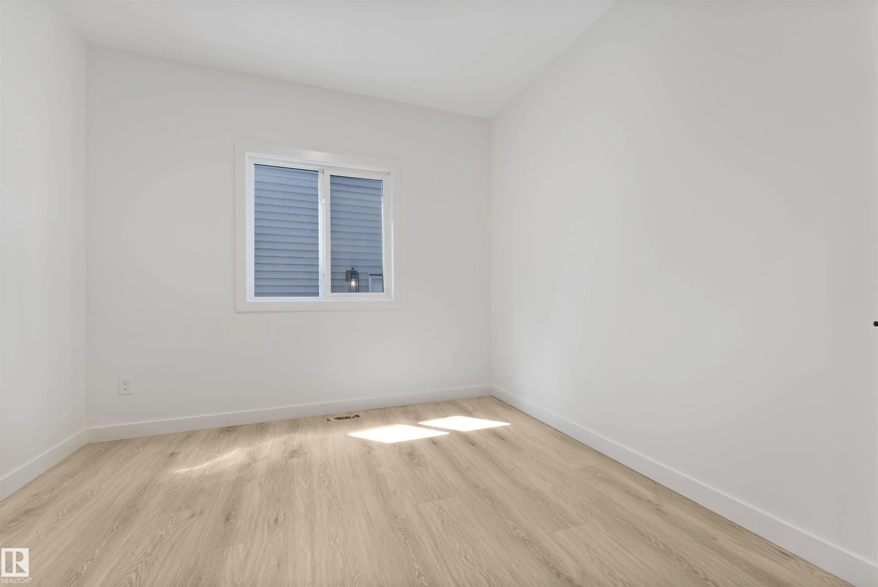 48 GRASSVIEW Crescent