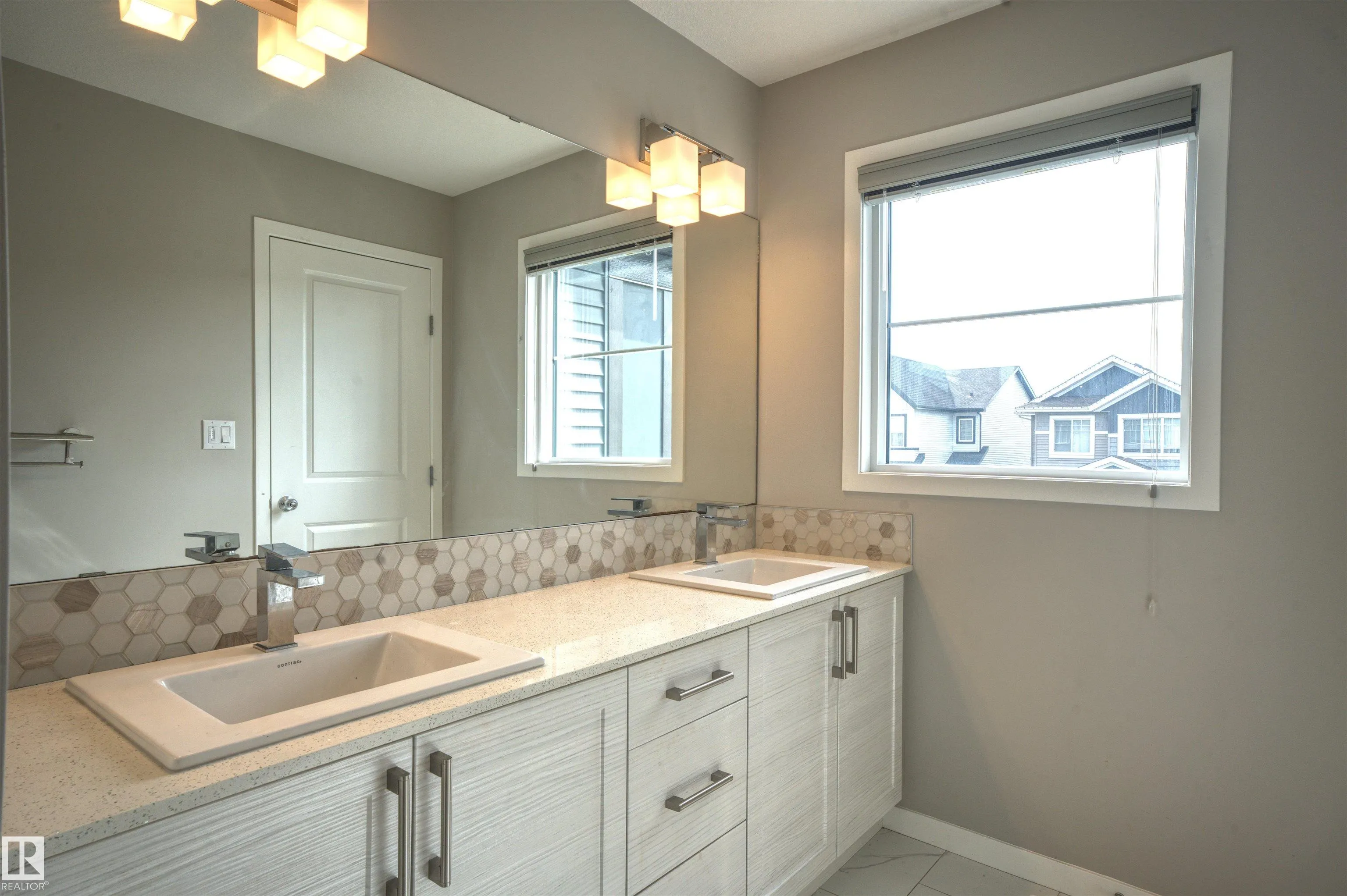 3327 PARKER Loop