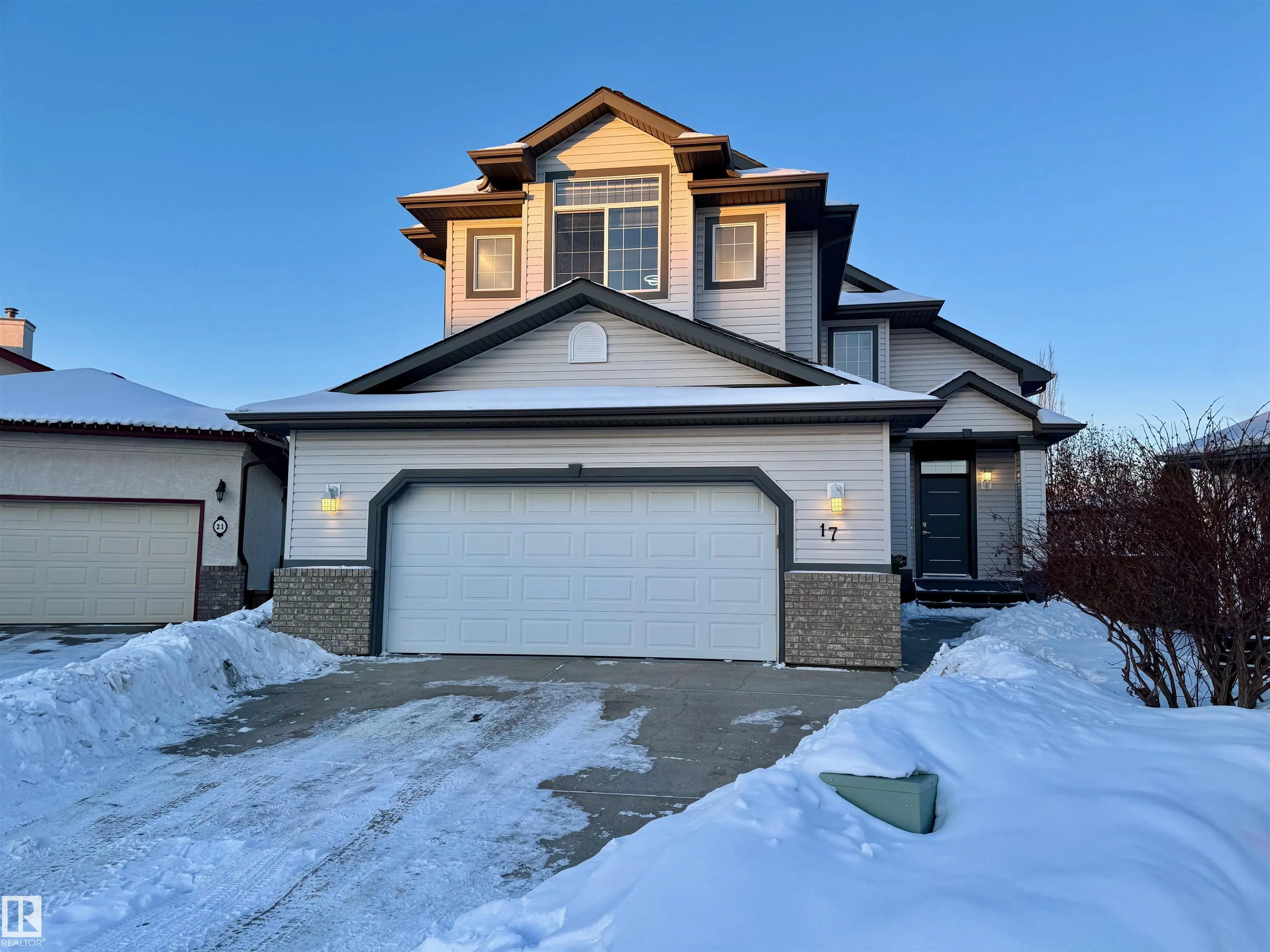 17 WOODHAVEN Close