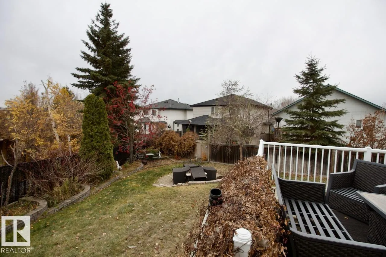 17 WOODHAVEN Close