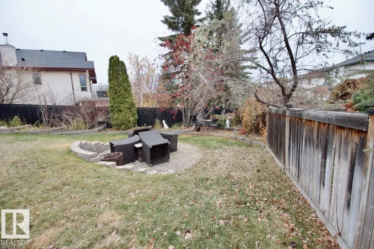 17 WOODHAVEN Close