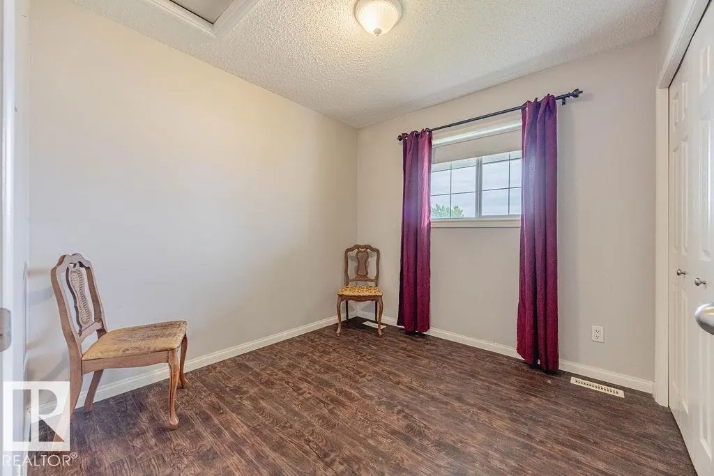 5026 53 Ave