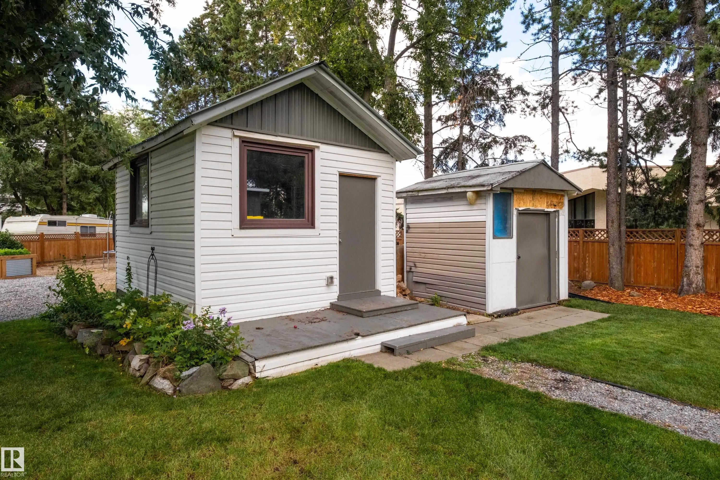 6 GOSSETT Place