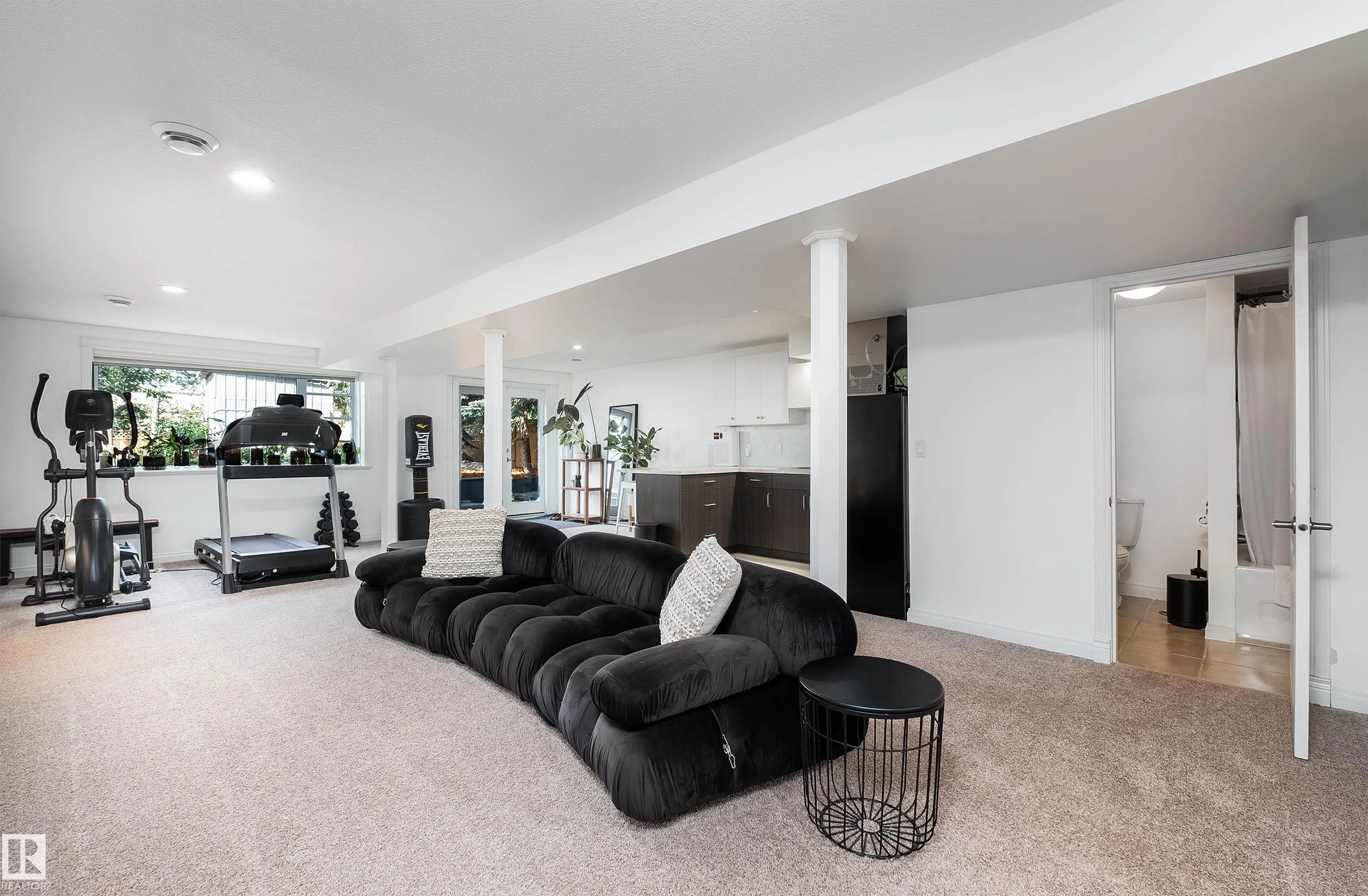 6 GOSSETT Place