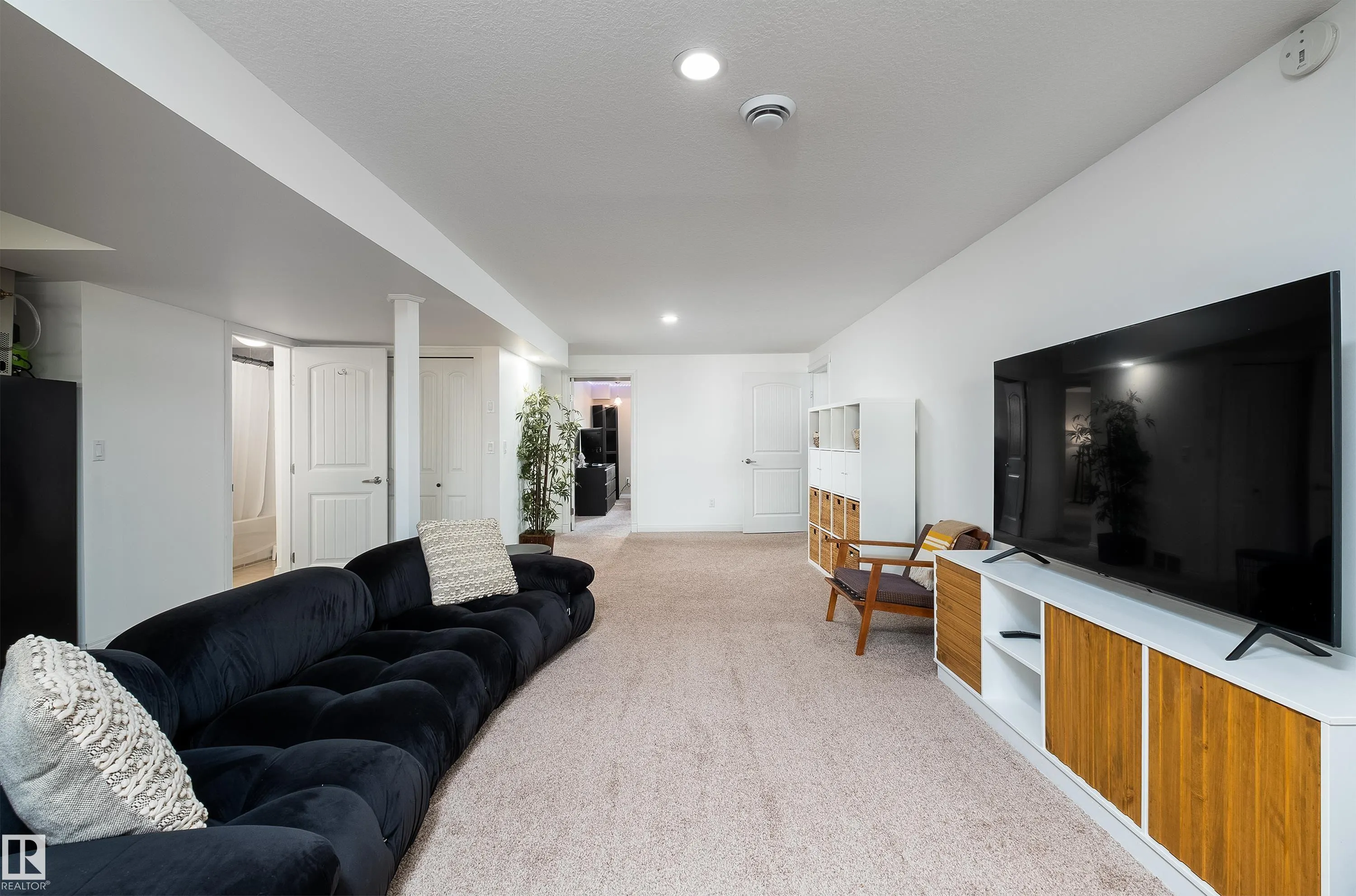 6 GOSSETT Place