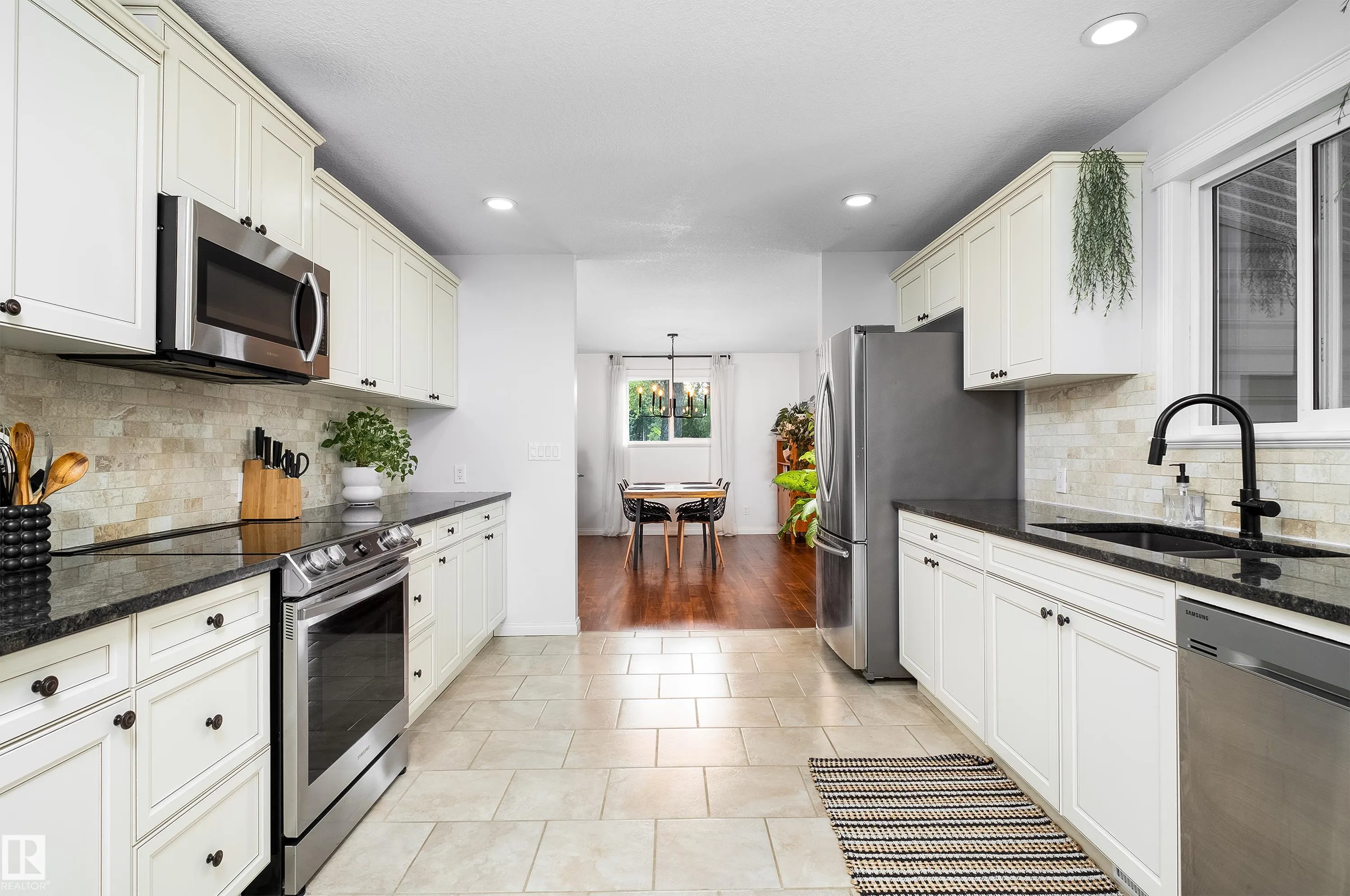 6 GOSSETT Place