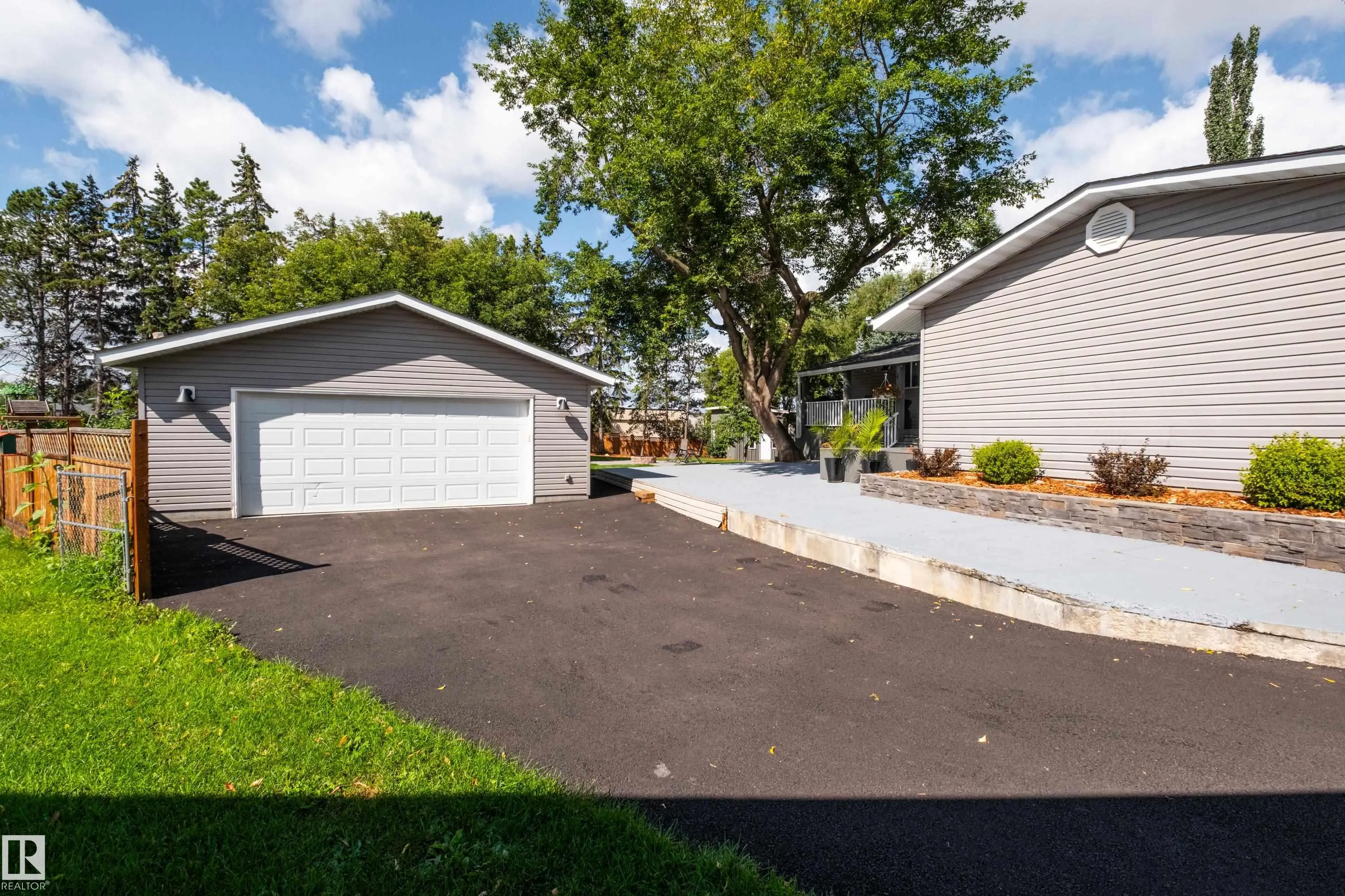 6 GOSSETT Place