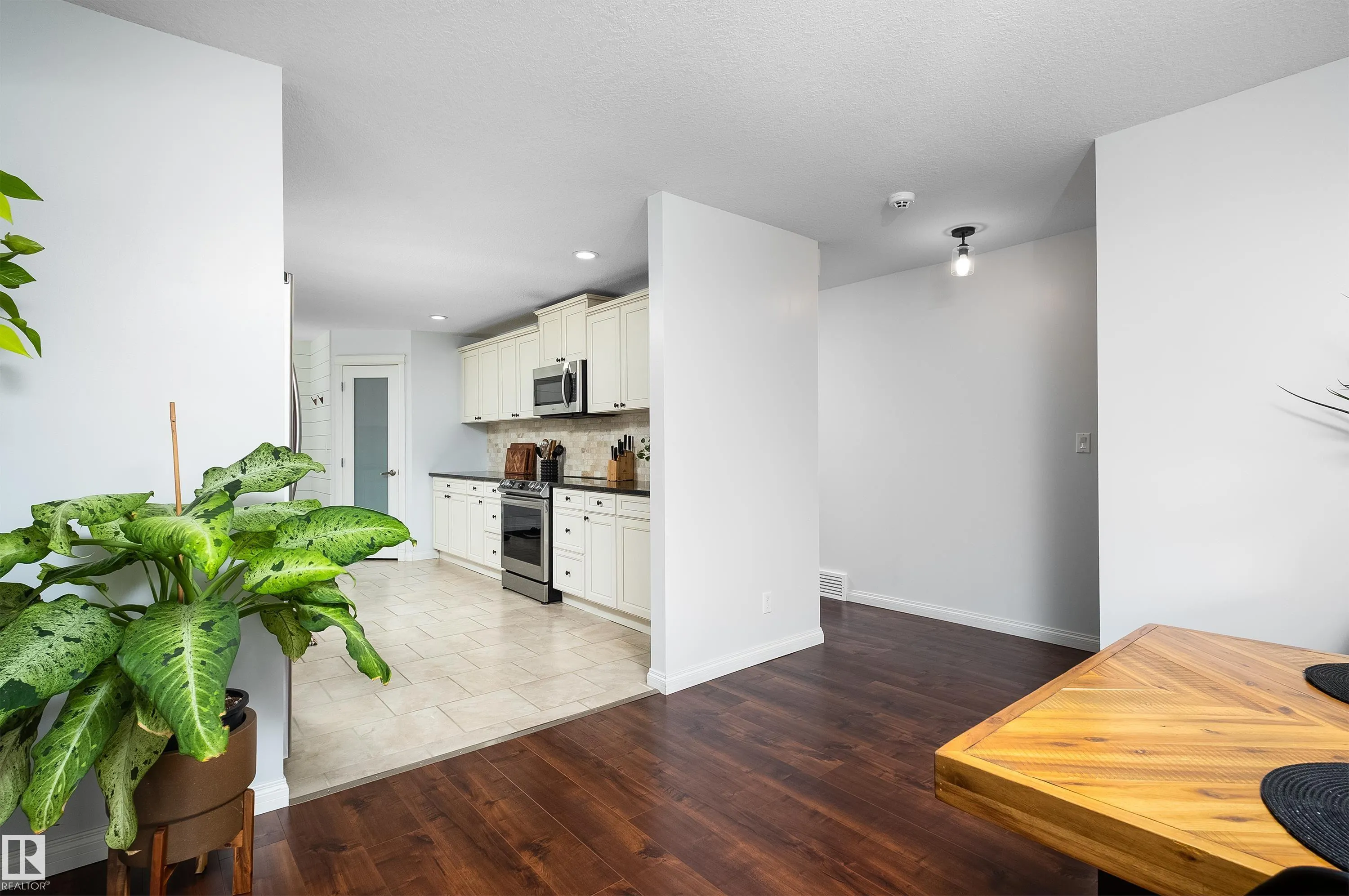 6 GOSSETT Place