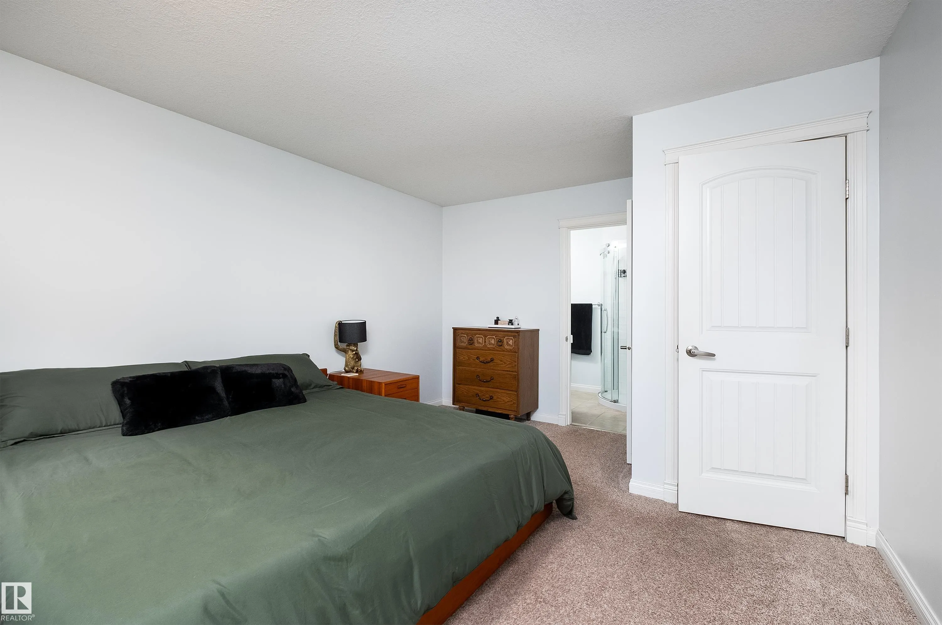 6 GOSSETT Place