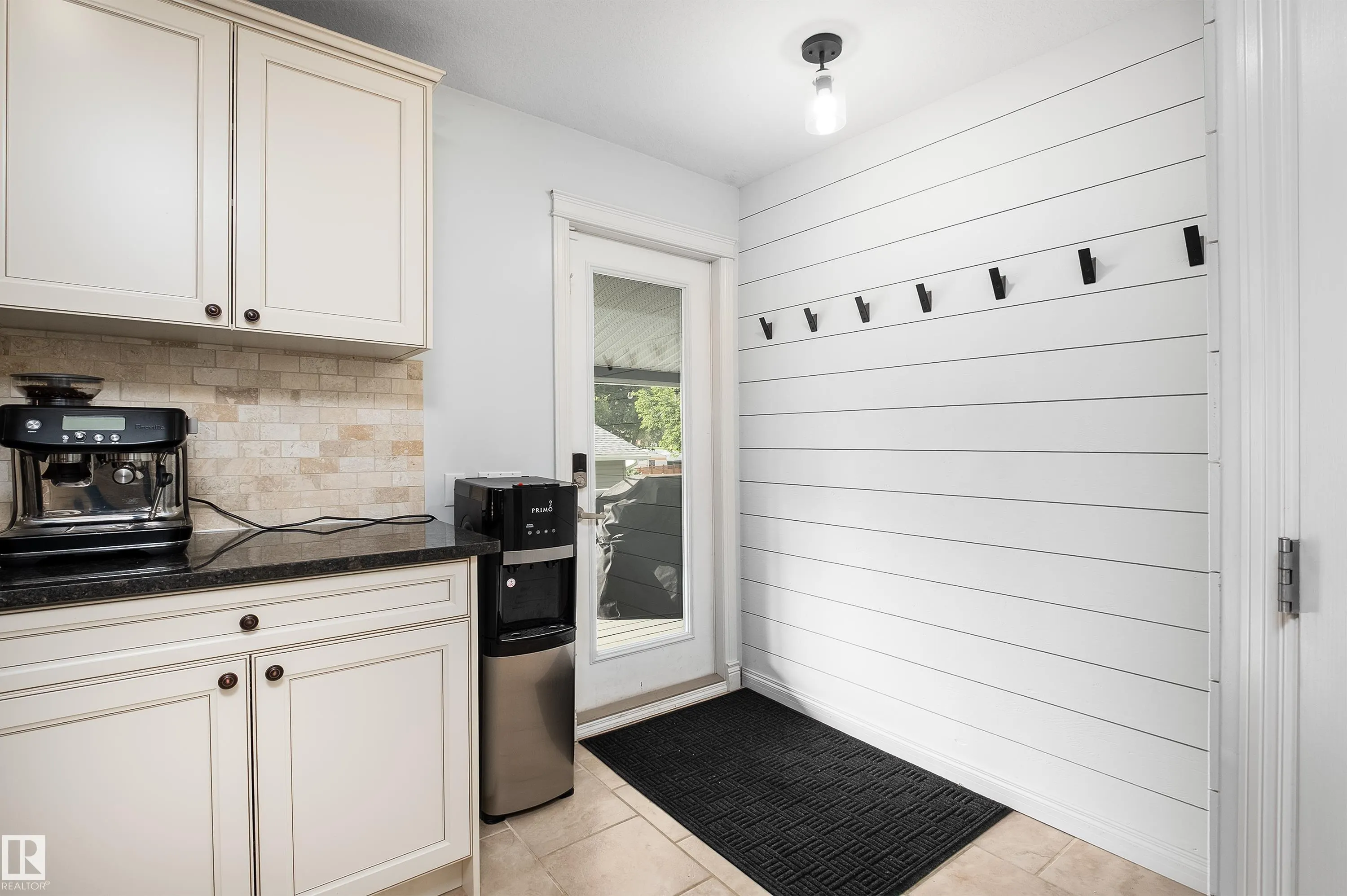 6 GOSSETT Place