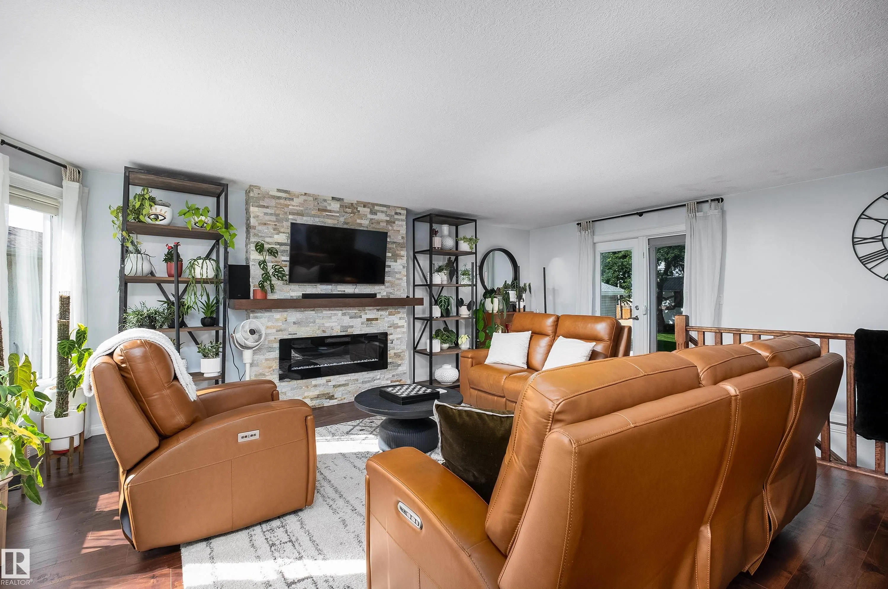 6 GOSSETT Place