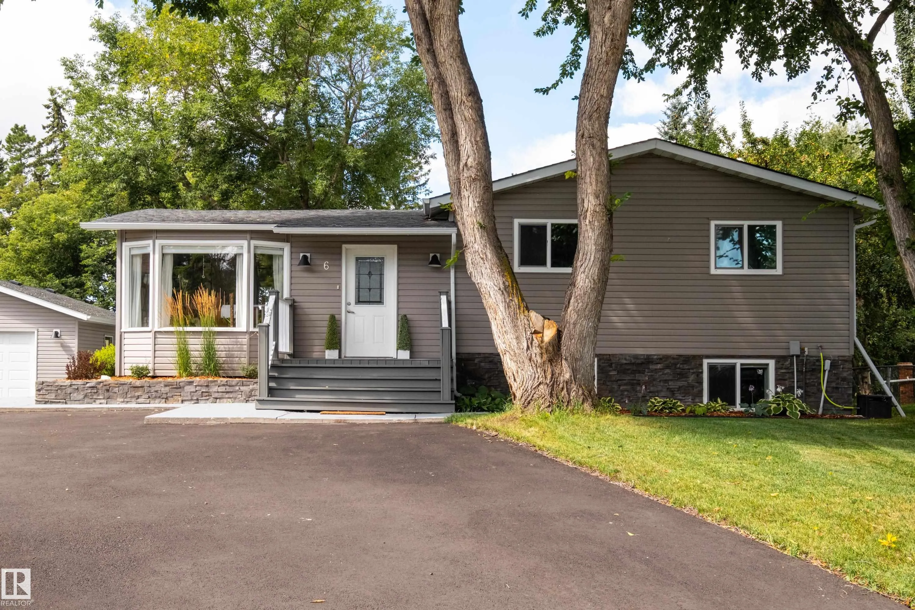 6 GOSSETT Place