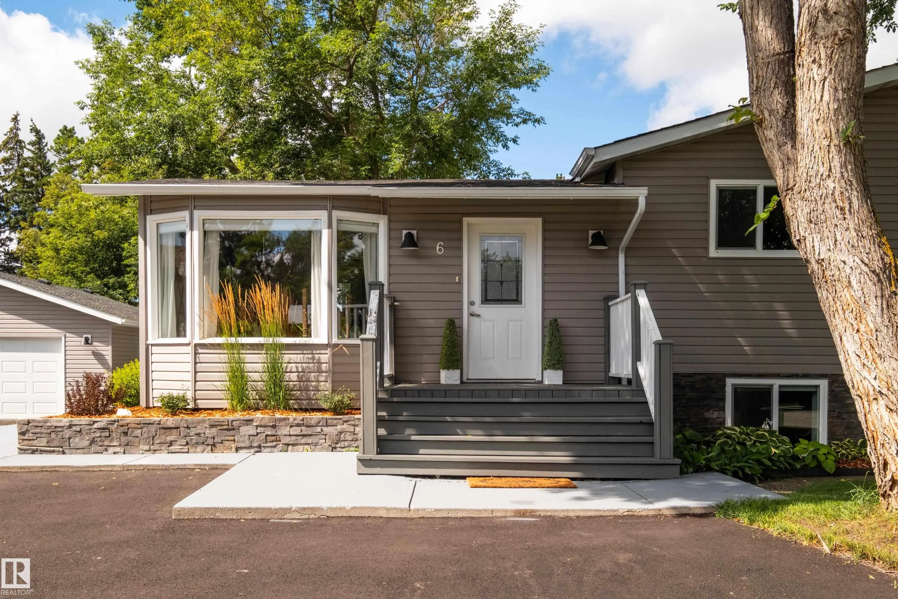 6 GOSSETT Place