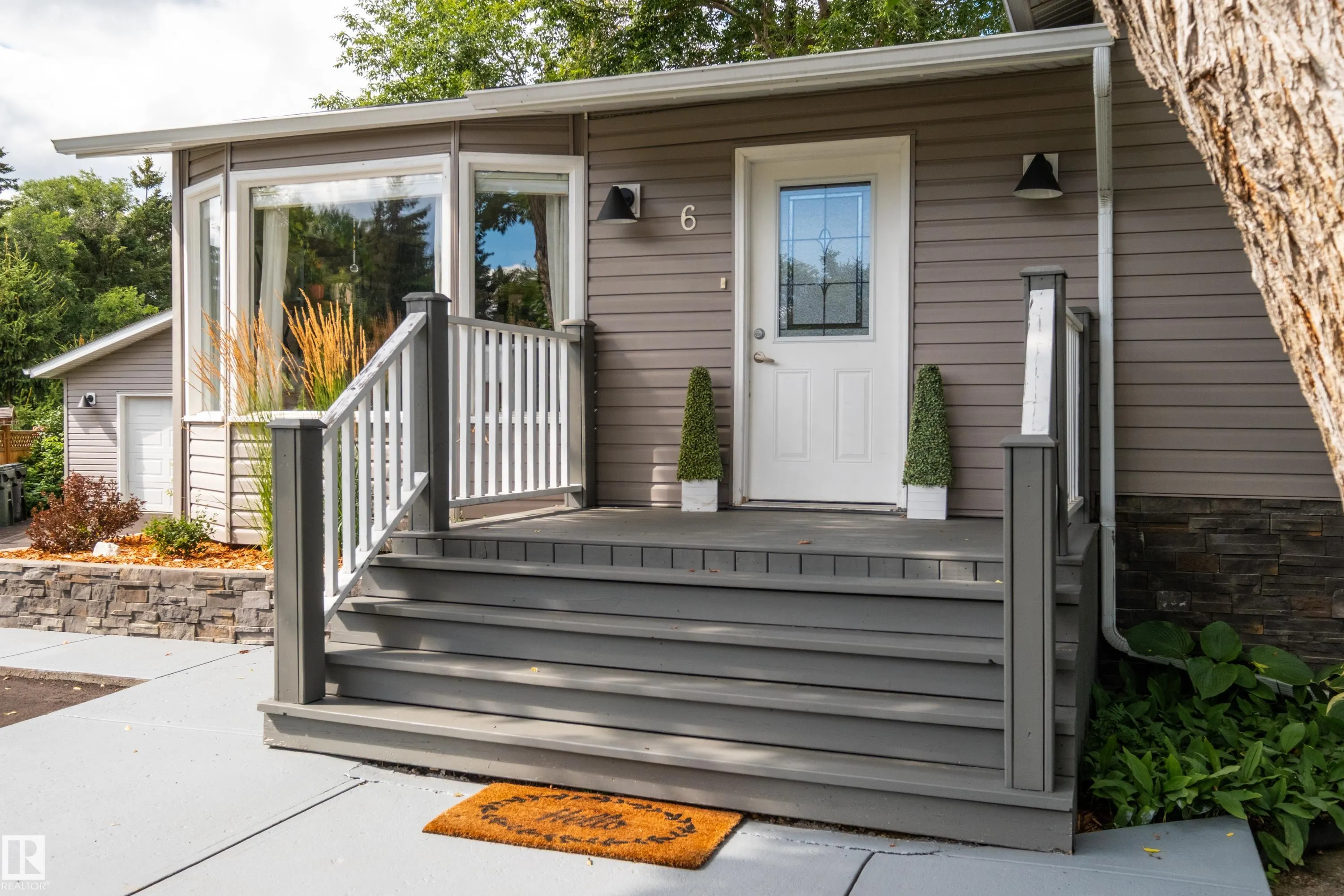 6 GOSSETT Place