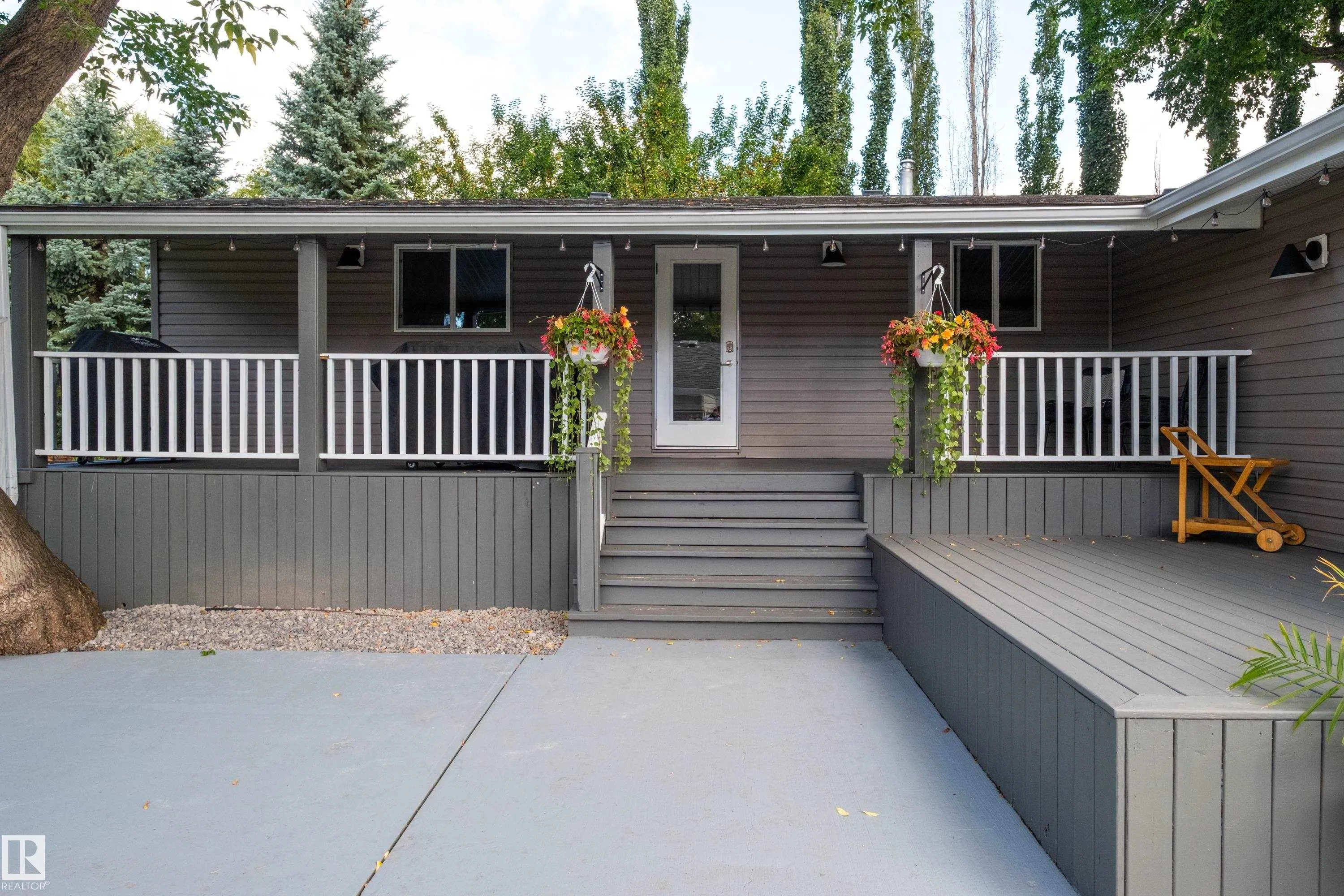 6 GOSSETT Place