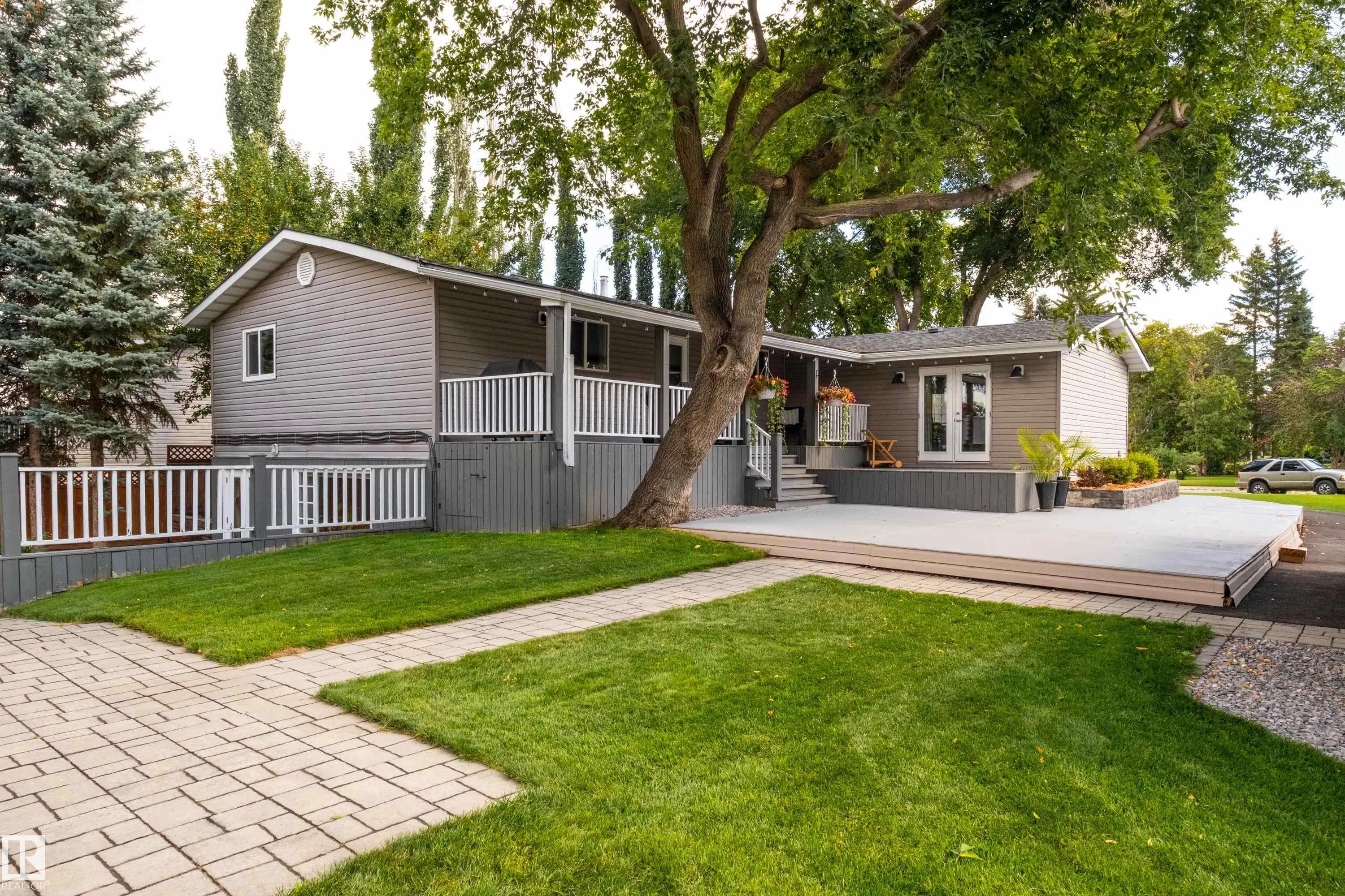 6 GOSSETT Place