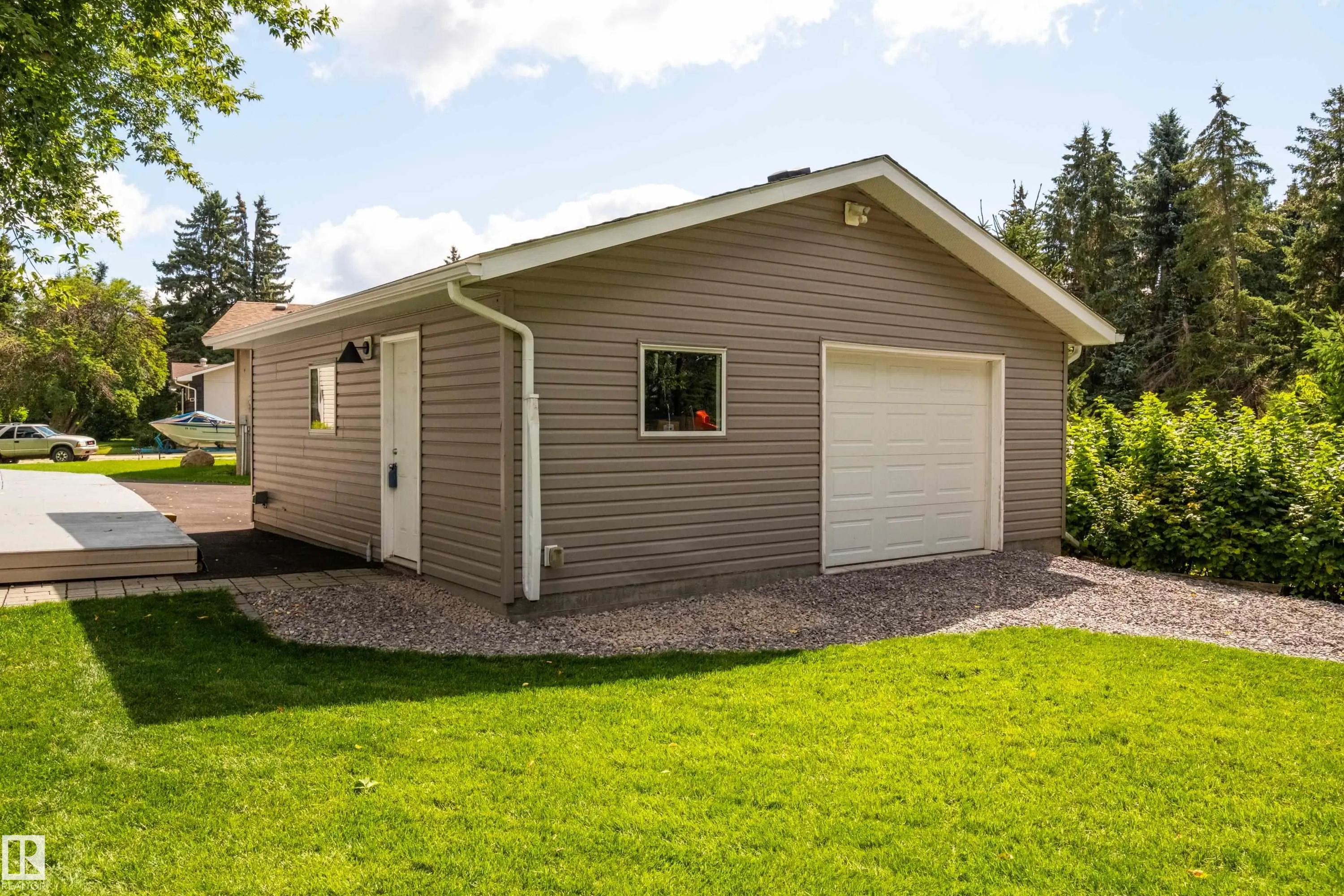 6 GOSSETT Place