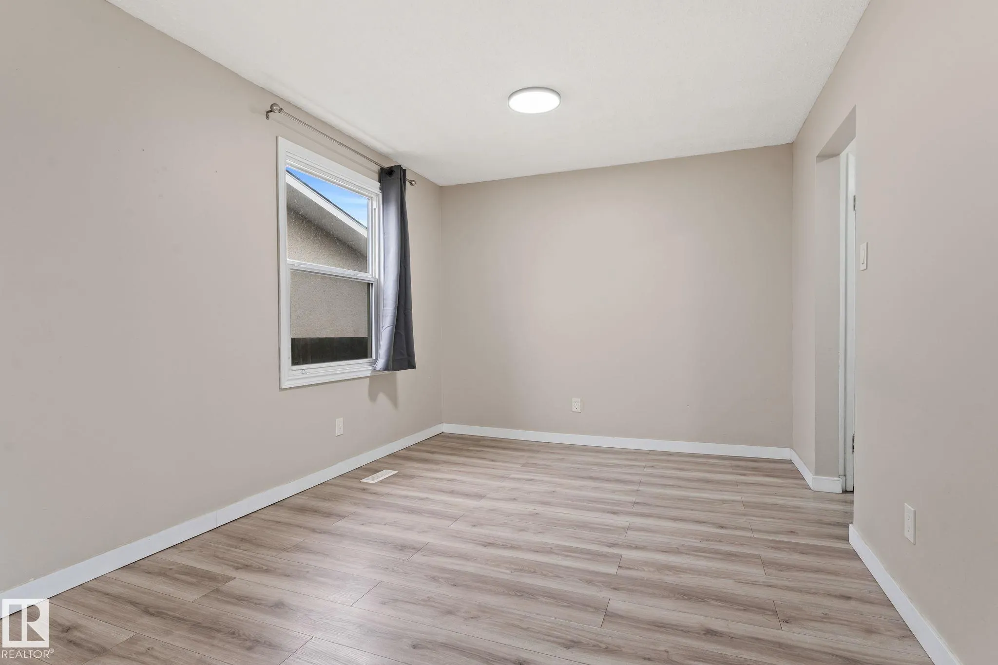 363 KNOTTWOOD Road
