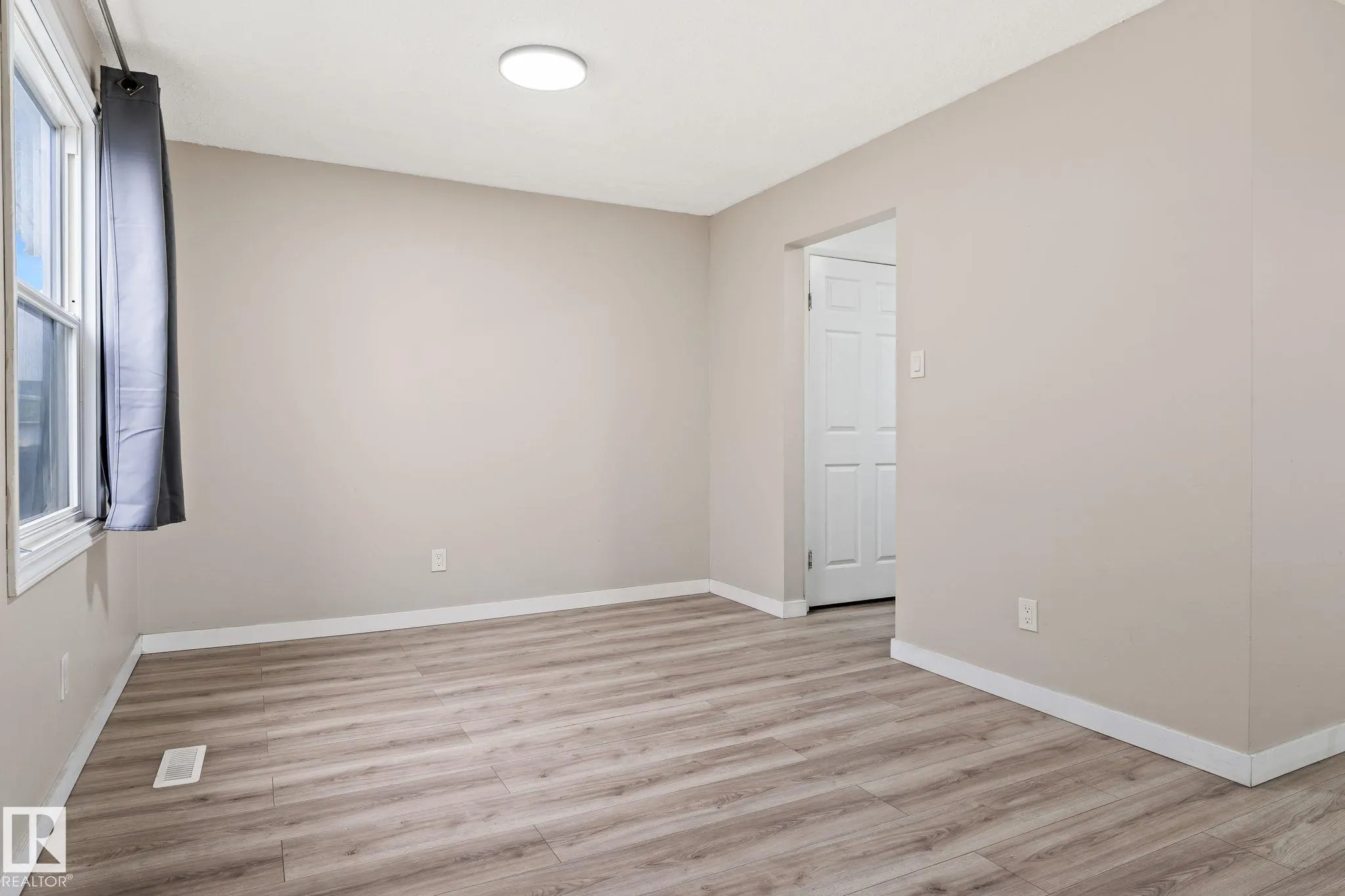 363 KNOTTWOOD Road