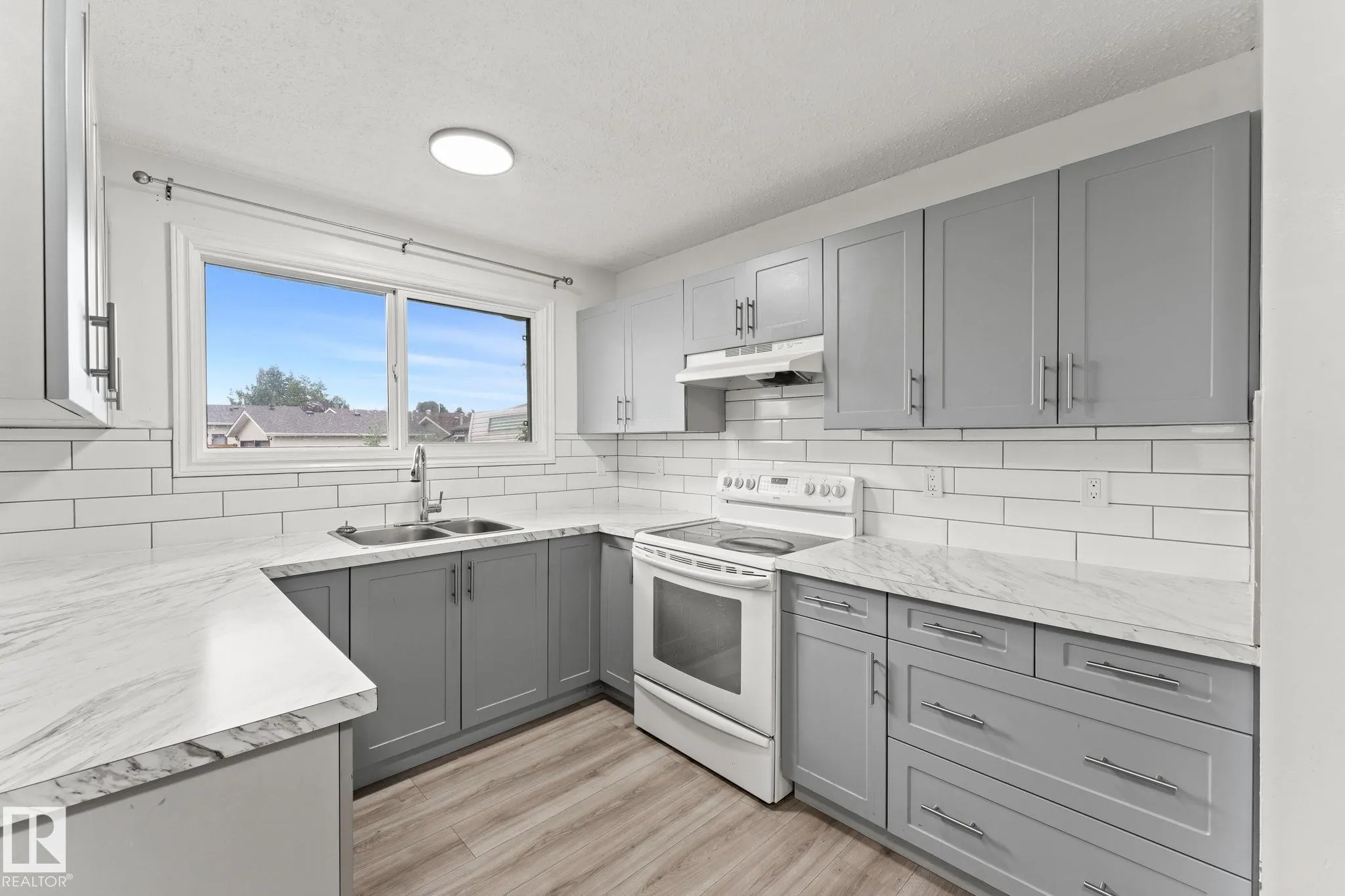 363 KNOTTWOOD Road