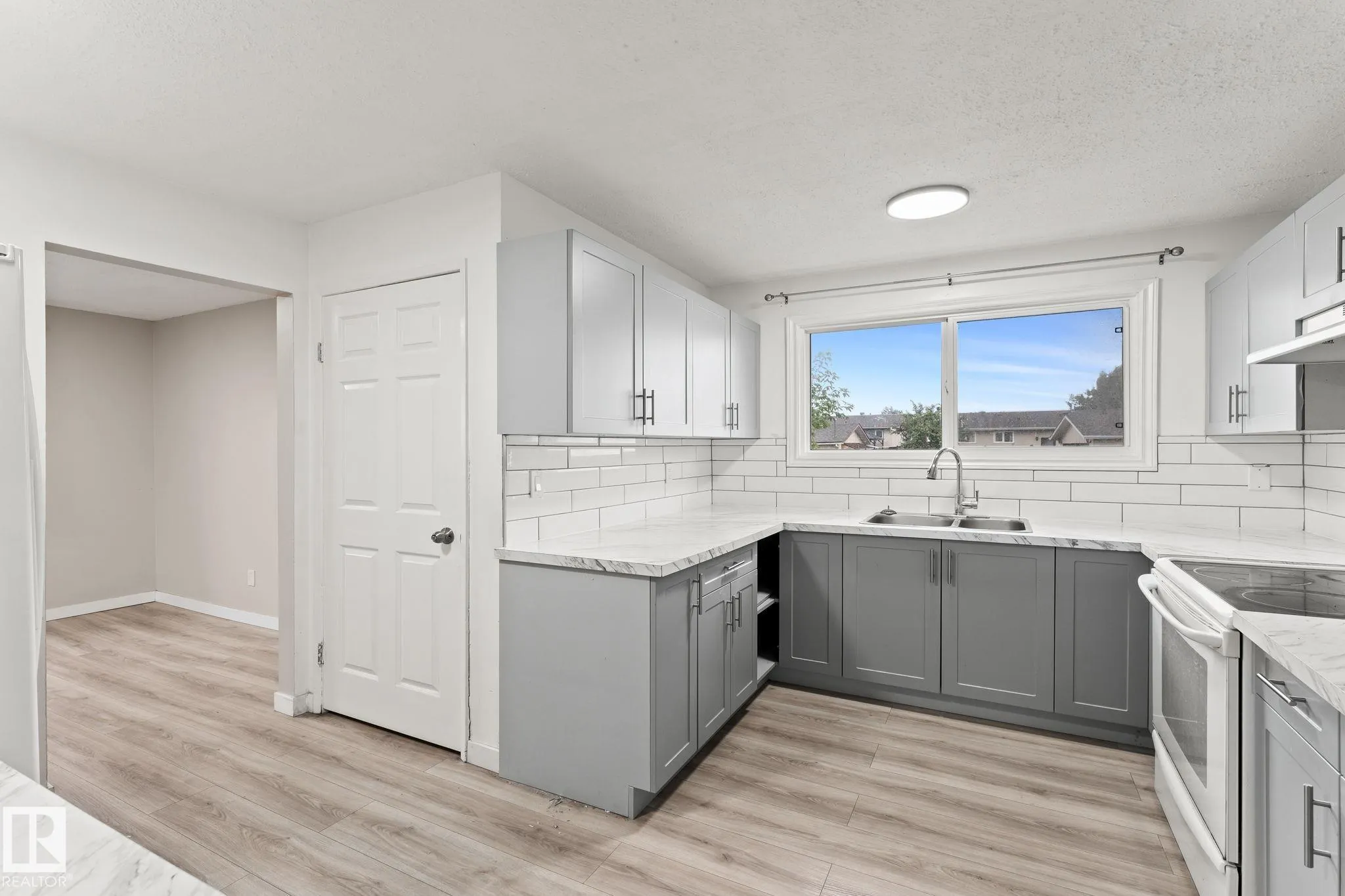 363 KNOTTWOOD Road