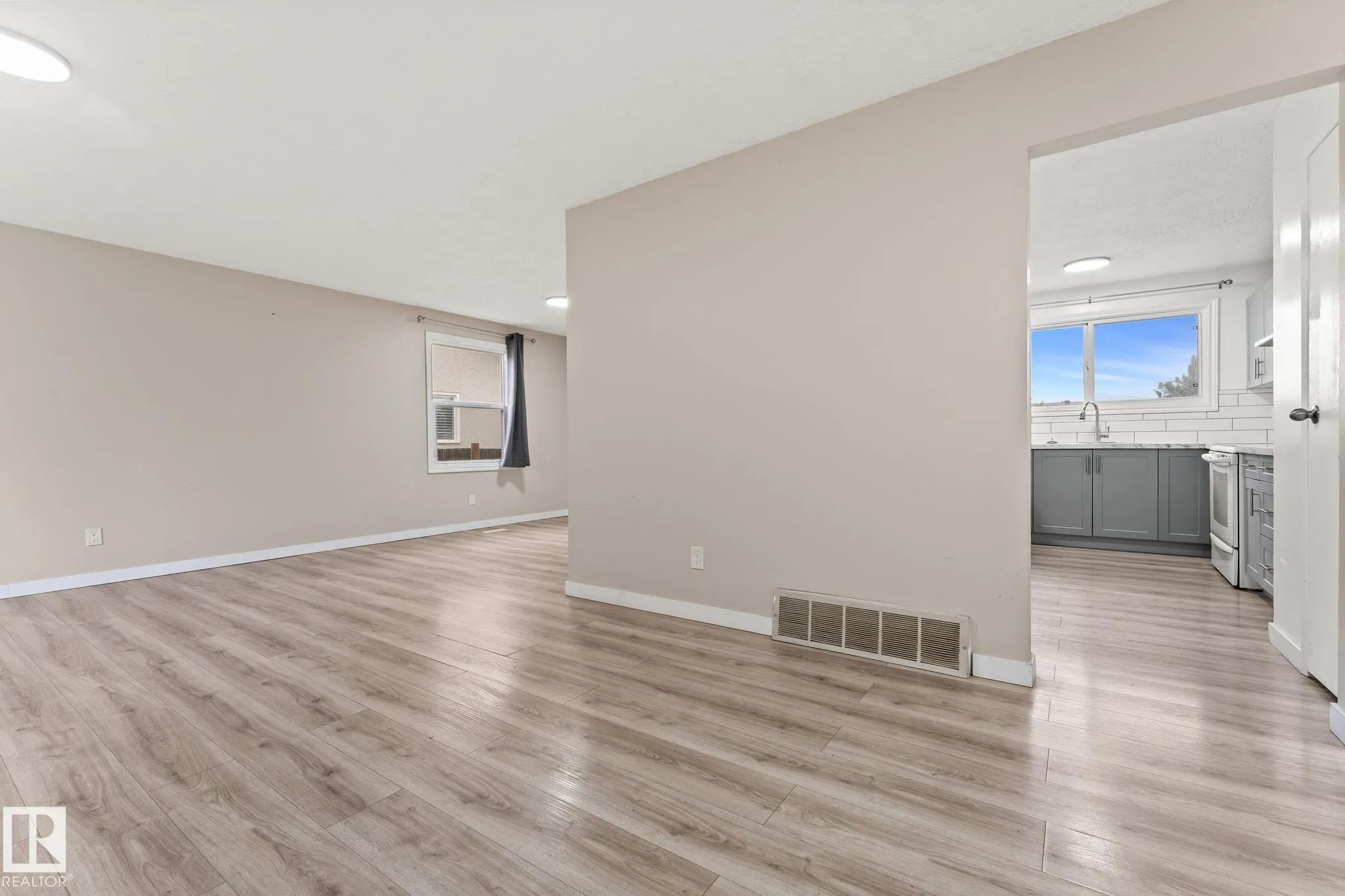 363 KNOTTWOOD Road