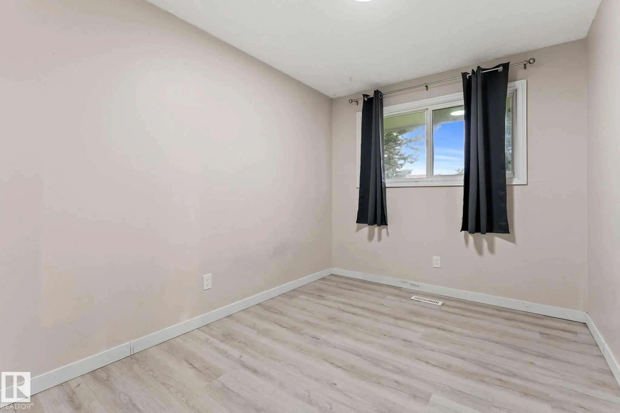 363 KNOTTWOOD Road