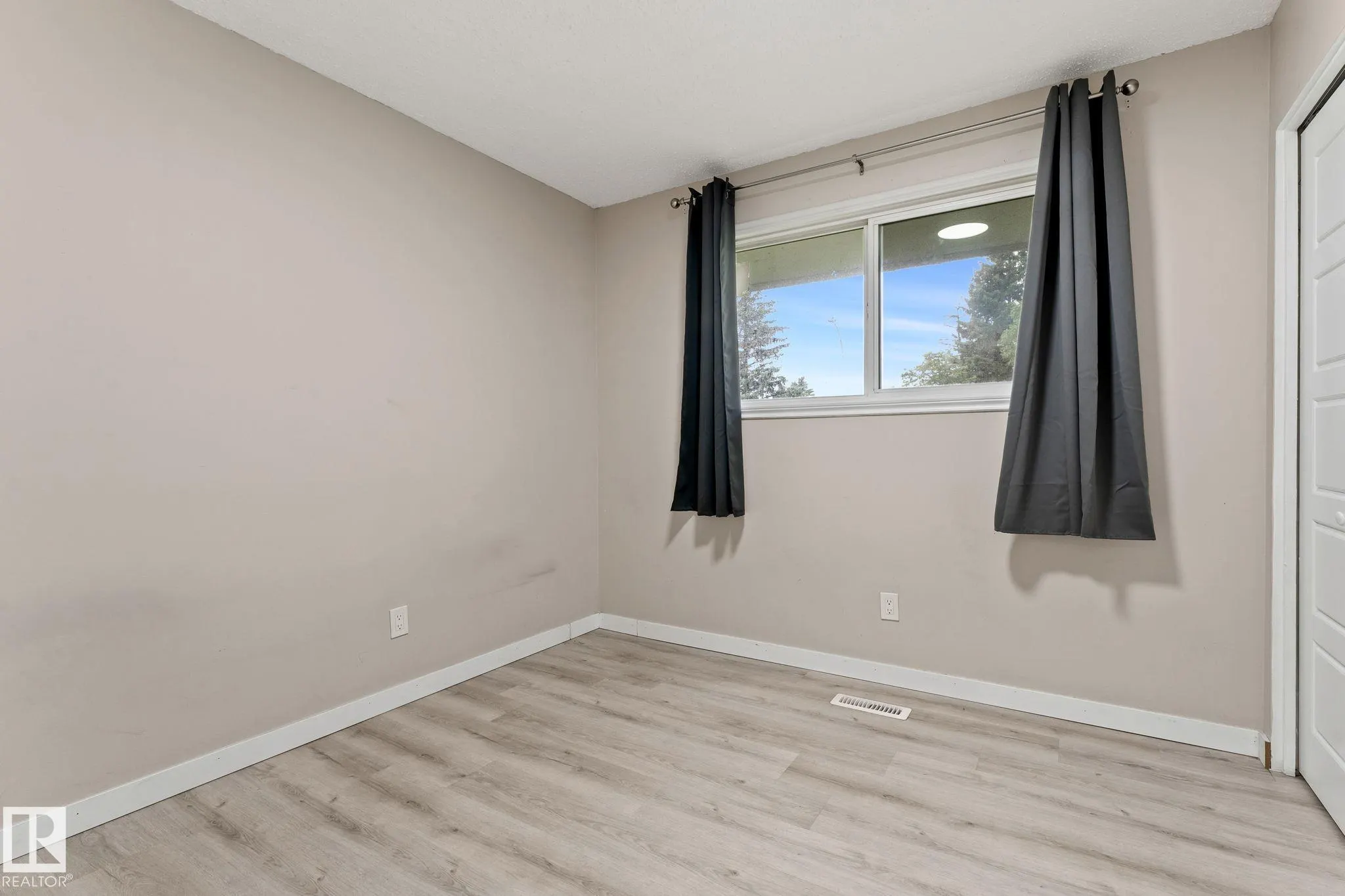 363 KNOTTWOOD Road