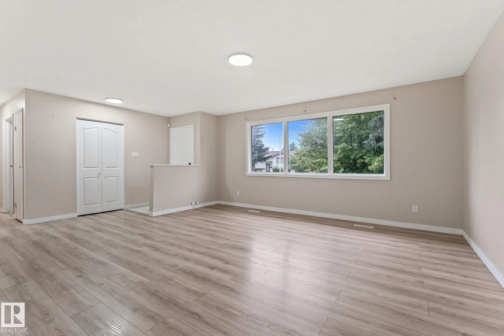 363 KNOTTWOOD Road
