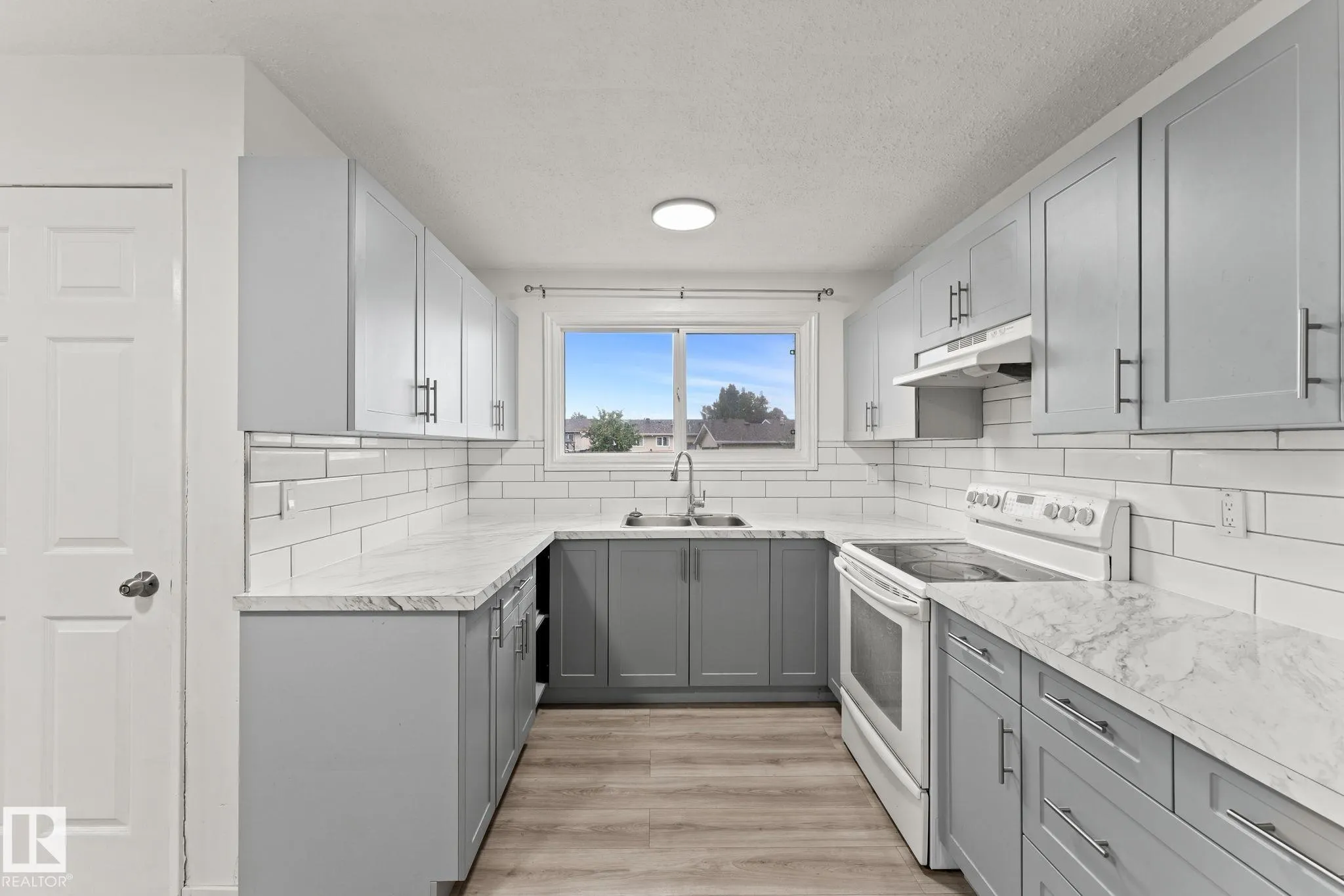 363 KNOTTWOOD Road