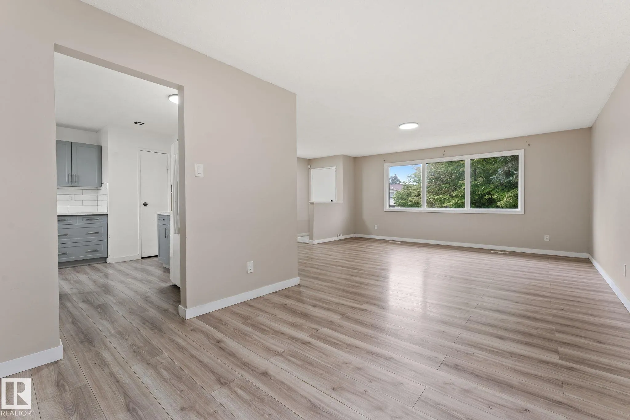 363 KNOTTWOOD Road