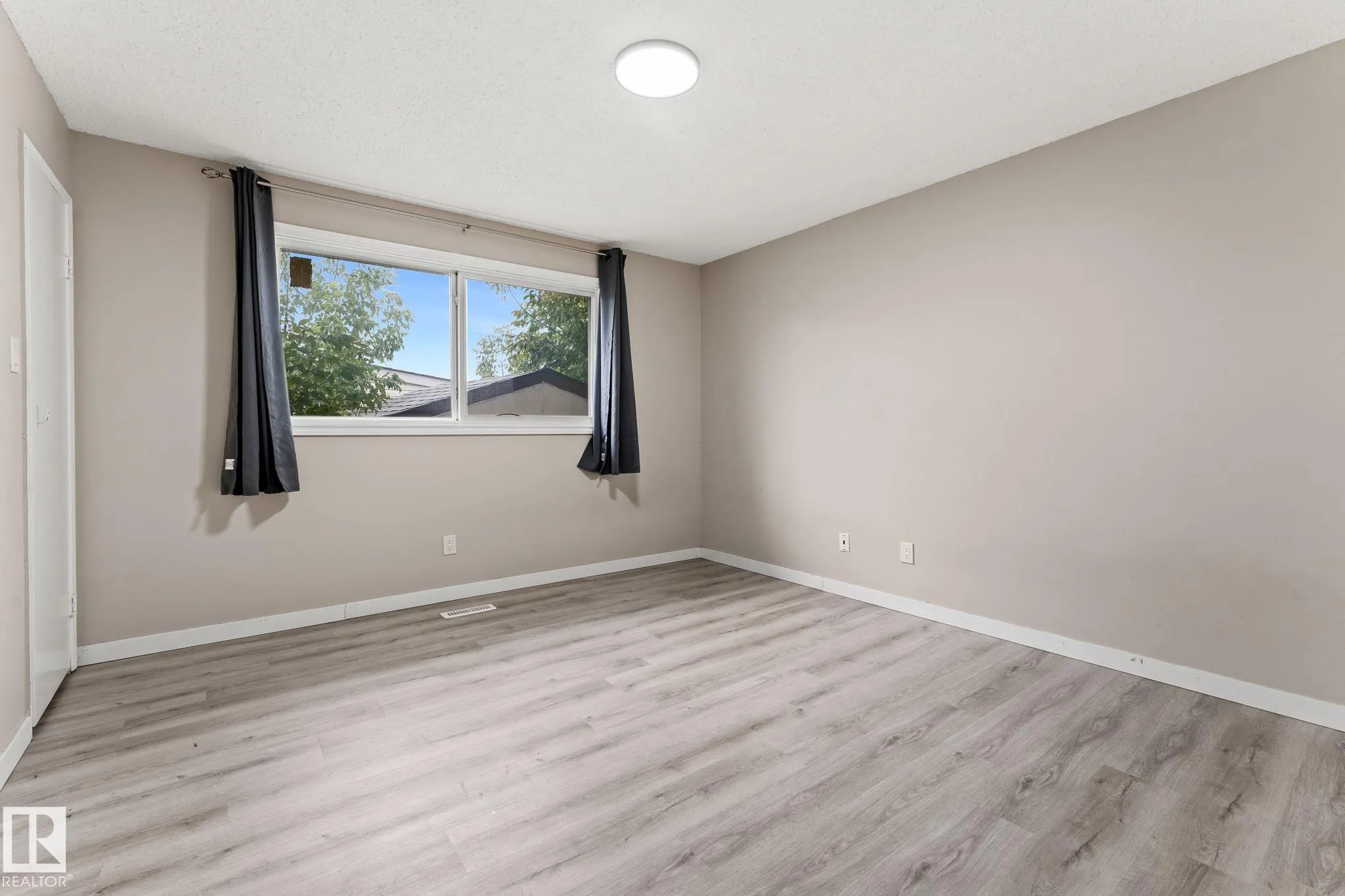 363 KNOTTWOOD Road
