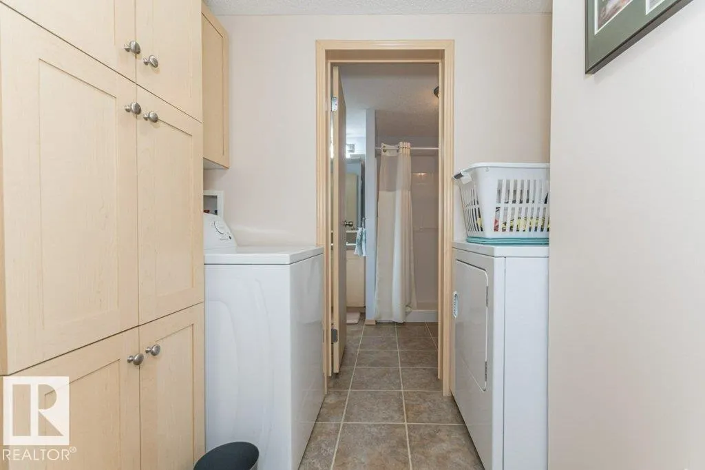 416 Oak Wood Crescent
