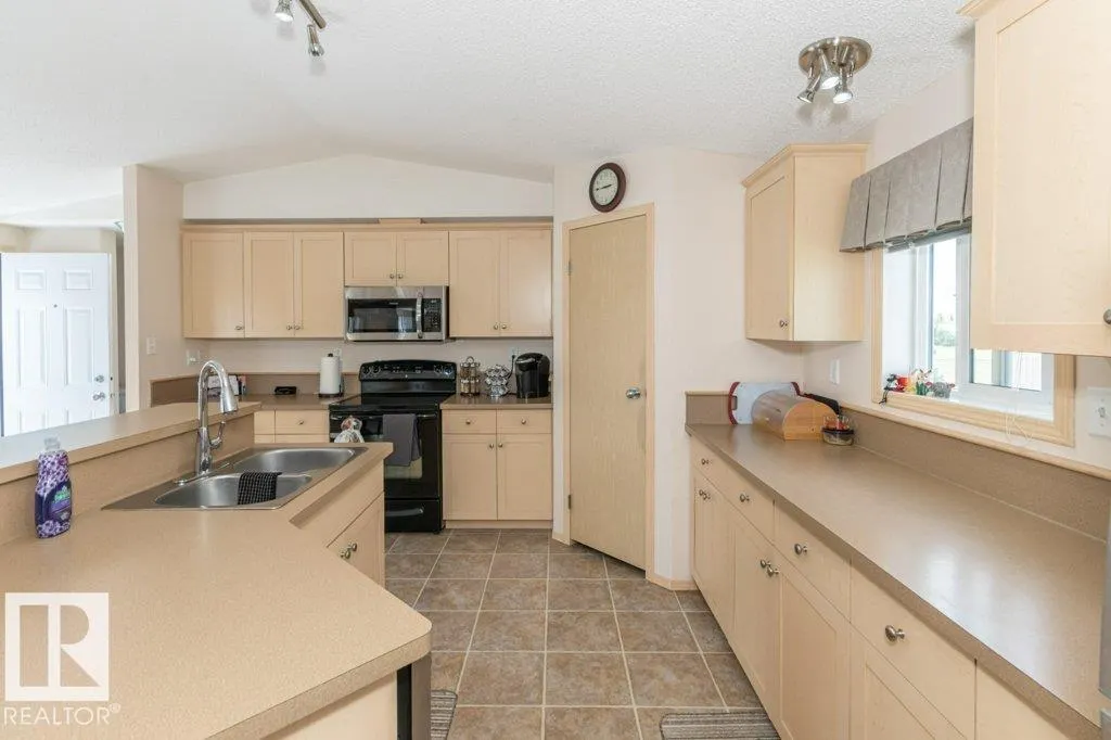 416 Oak Wood Crescent