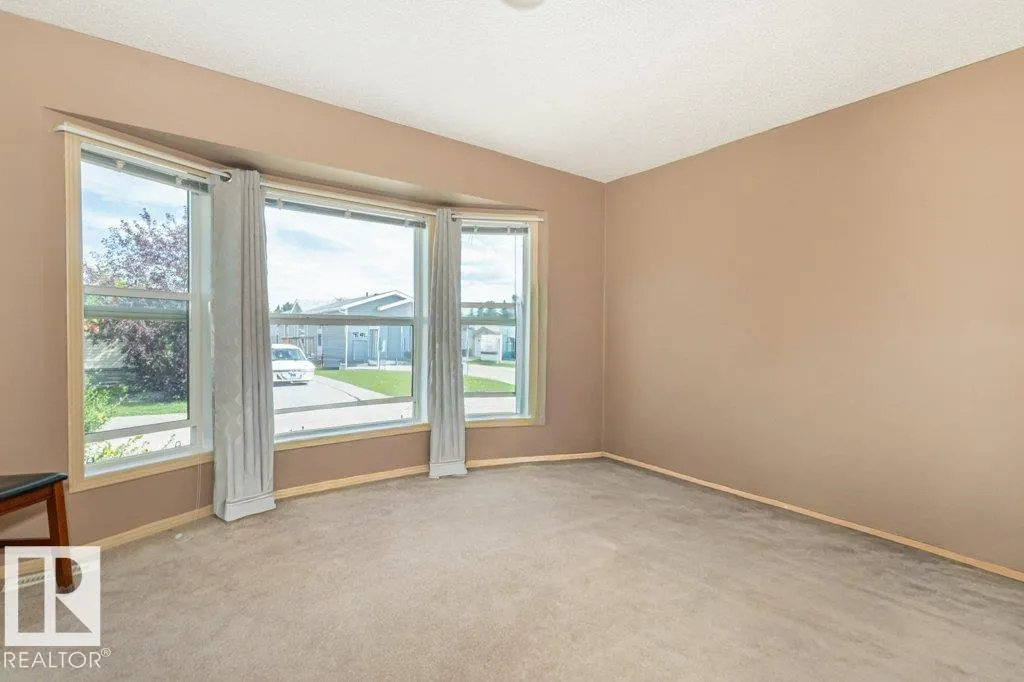 416 Oak Wood Crescent