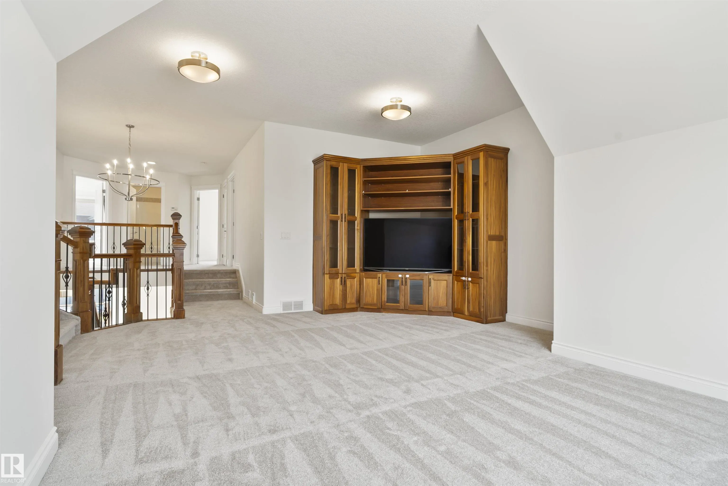 558 STEWART Crescent