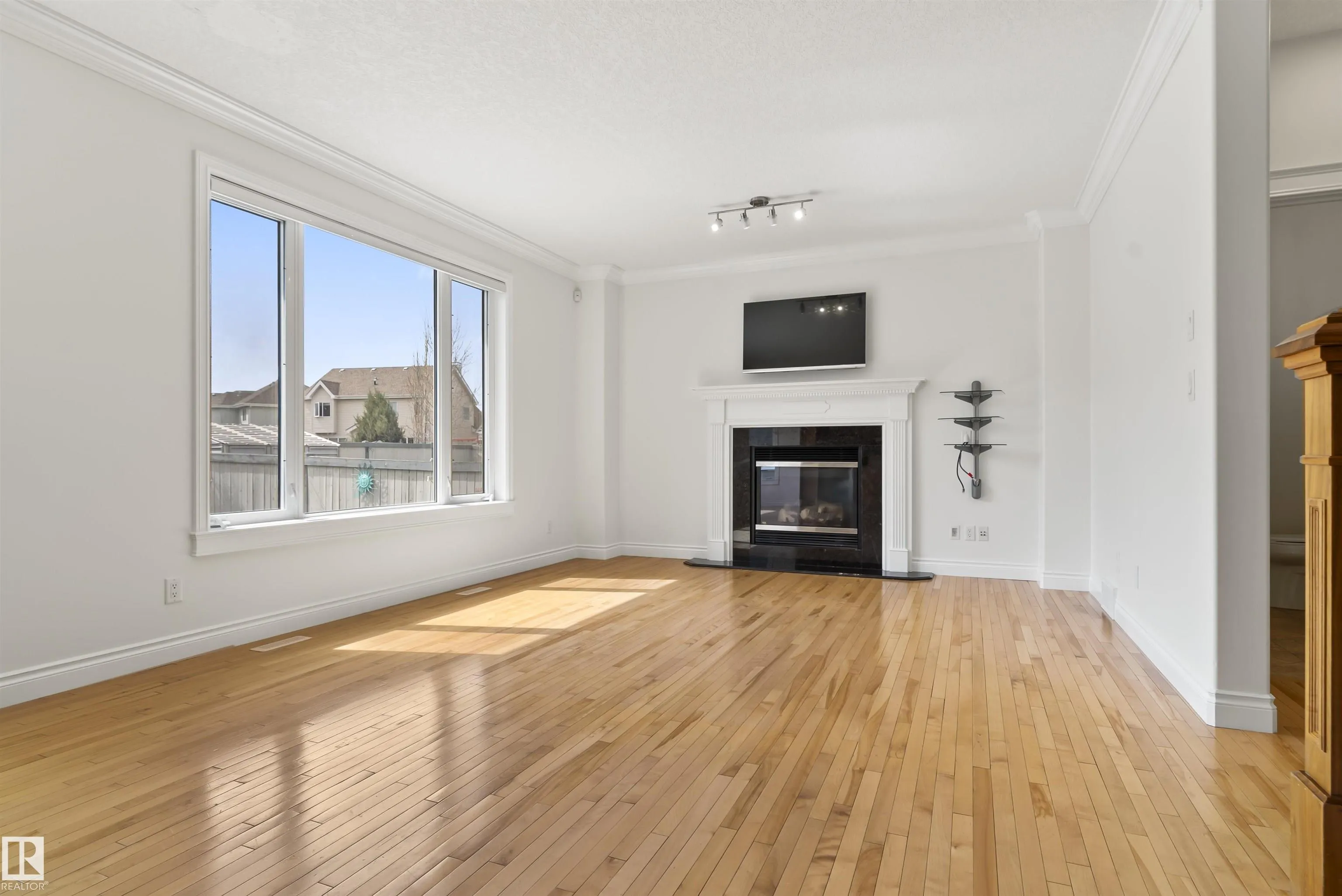 558 STEWART Crescent