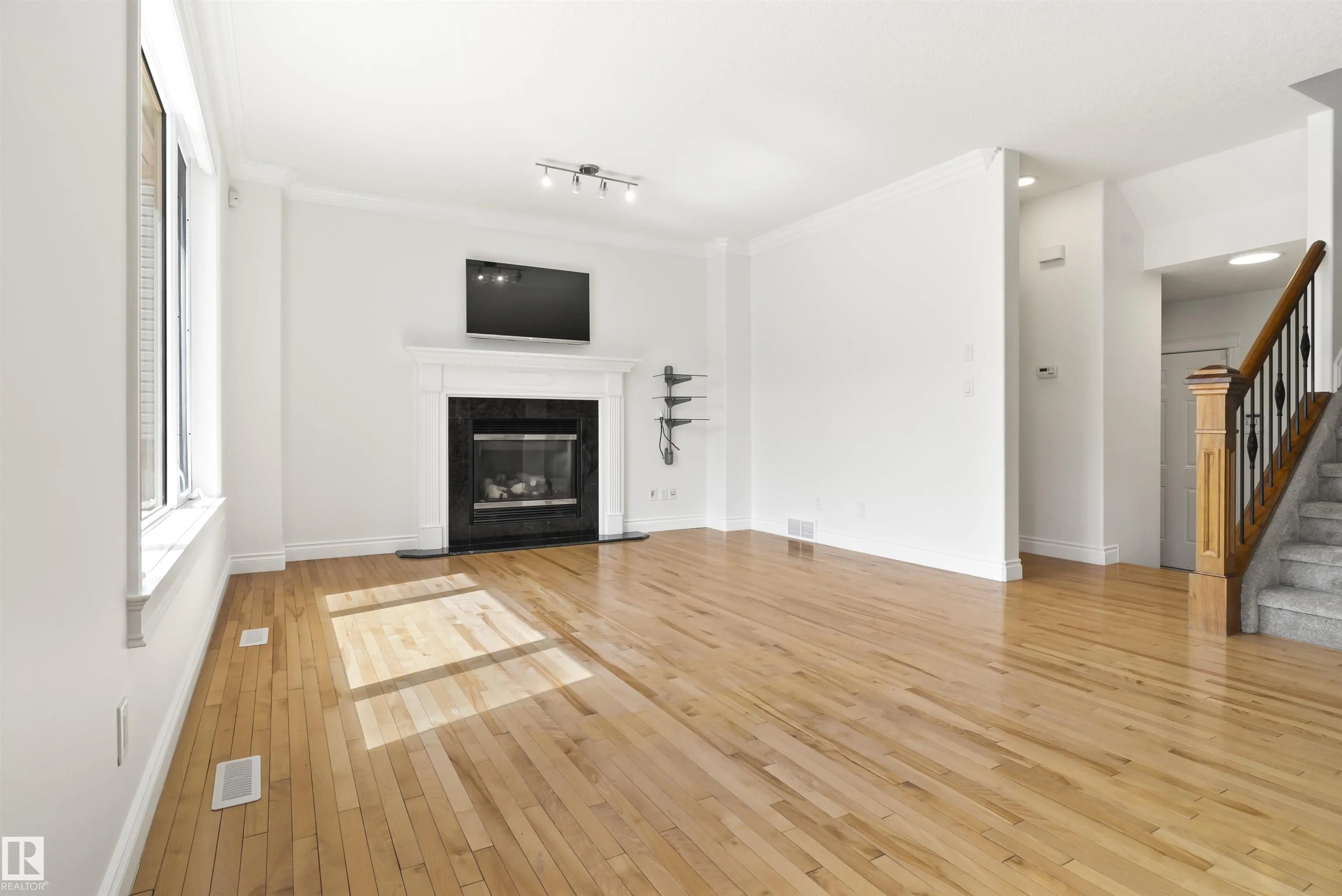558 STEWART Crescent