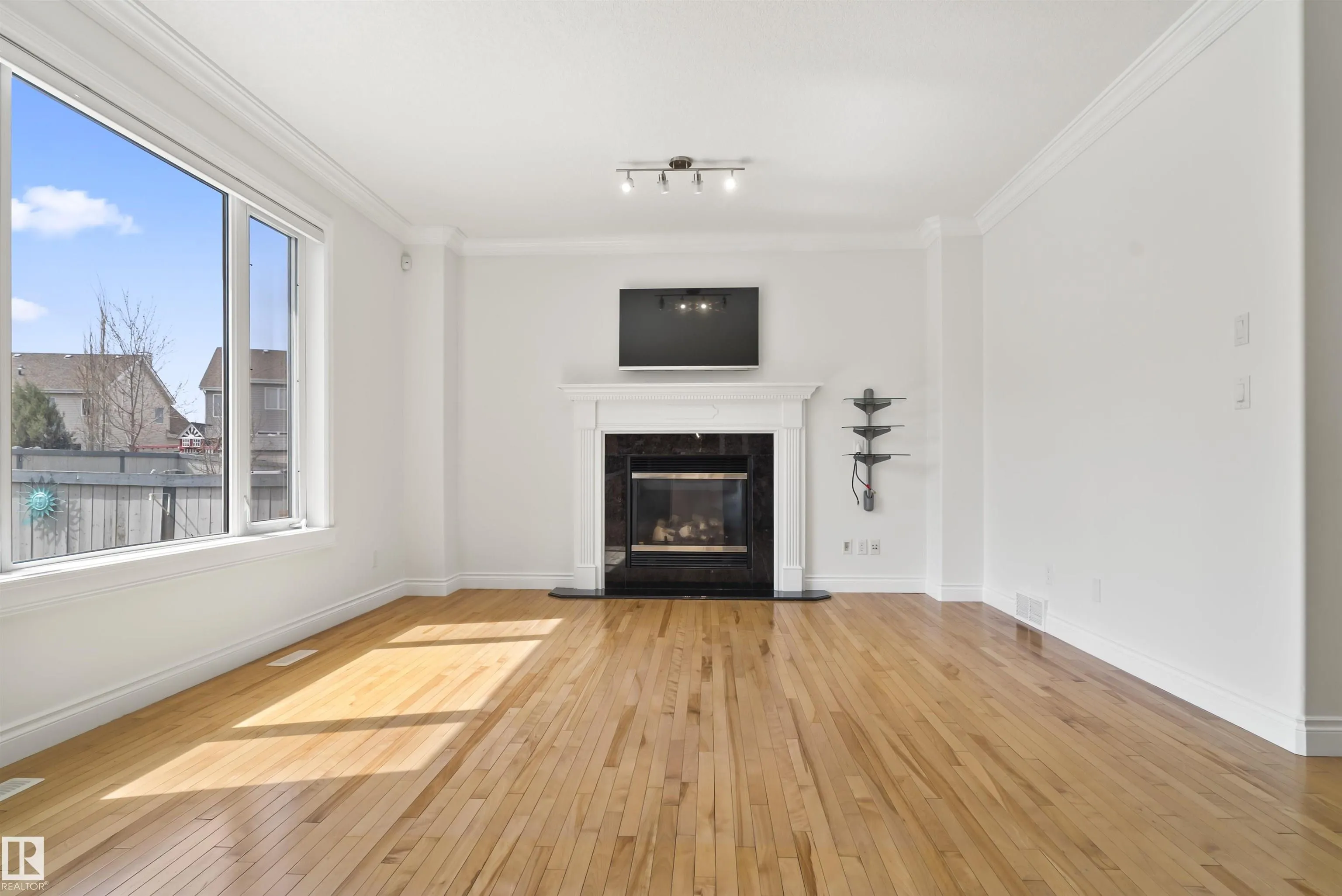 558 STEWART Crescent