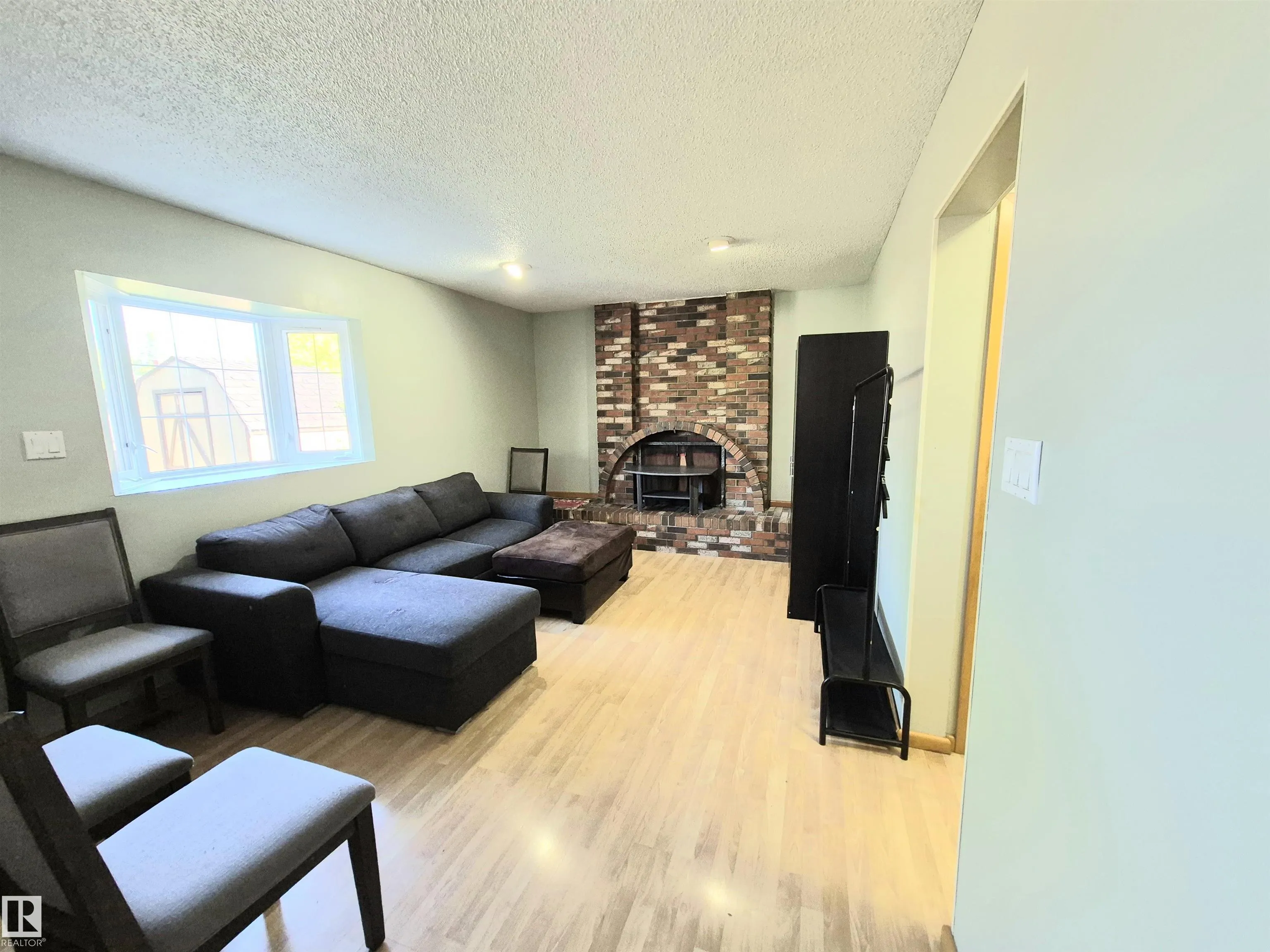 11404 161 Avenue