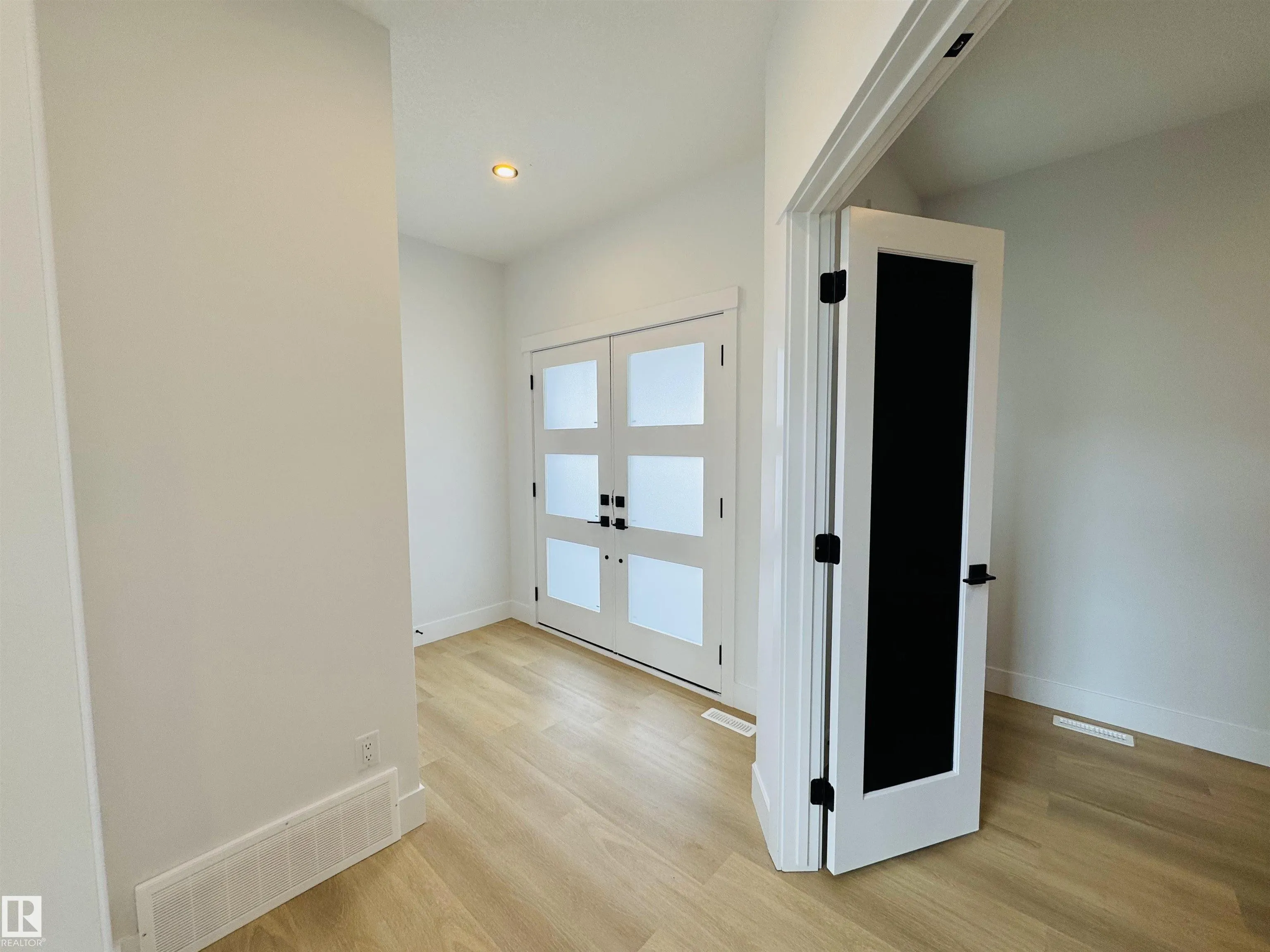 165 Edgewater Cir