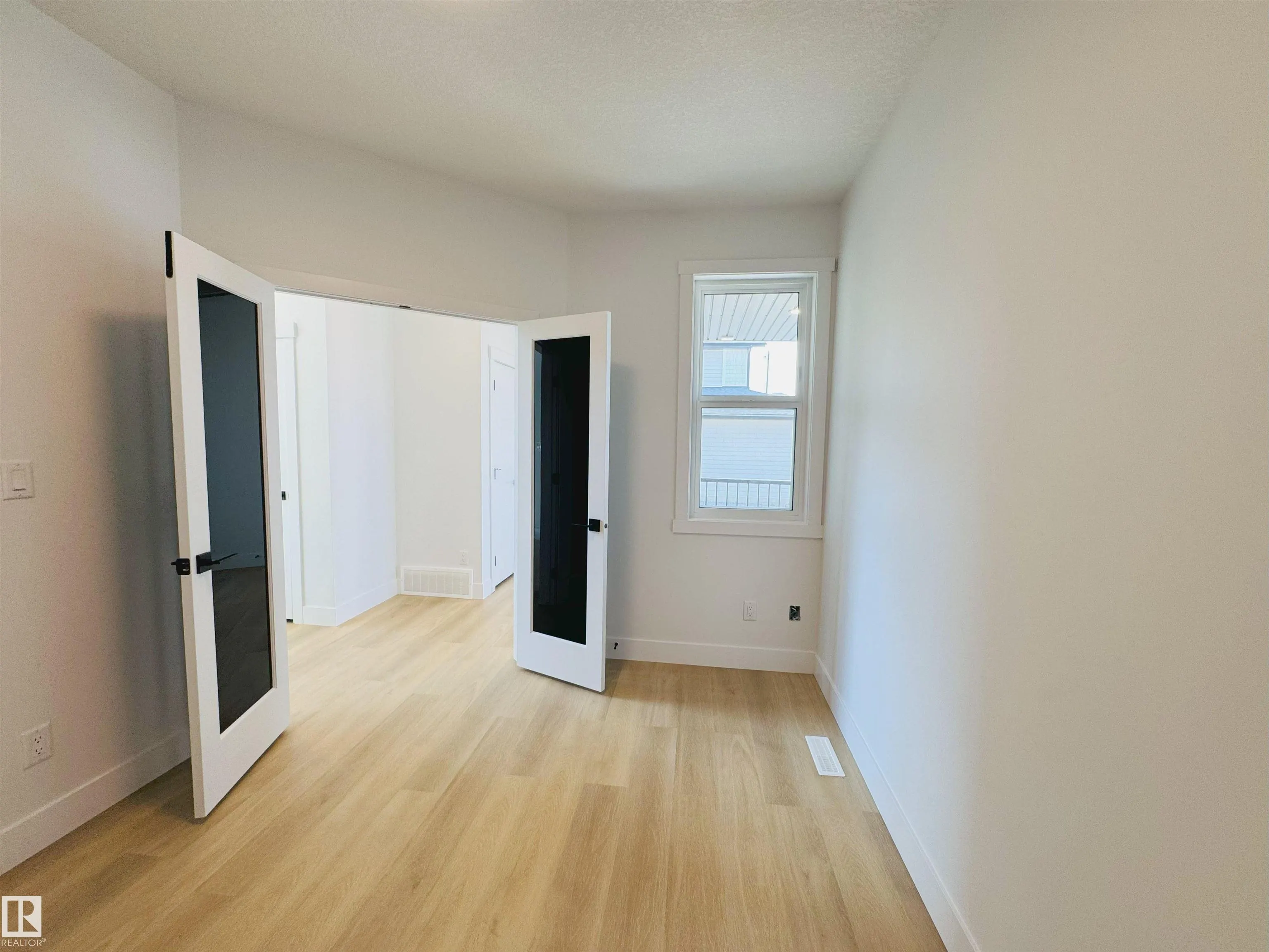 165 Edgewater Cir