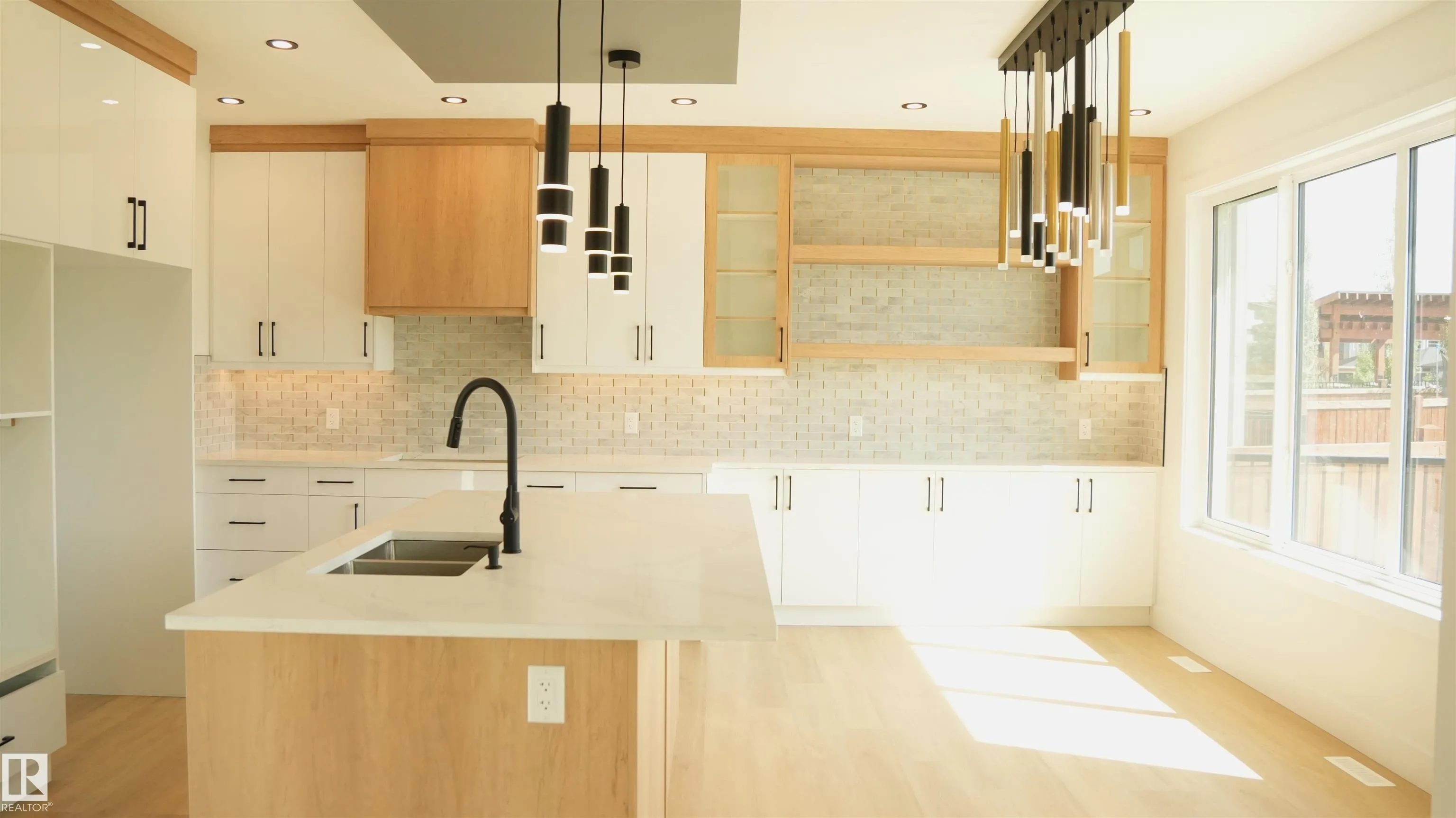 165 Edgewater Cir
